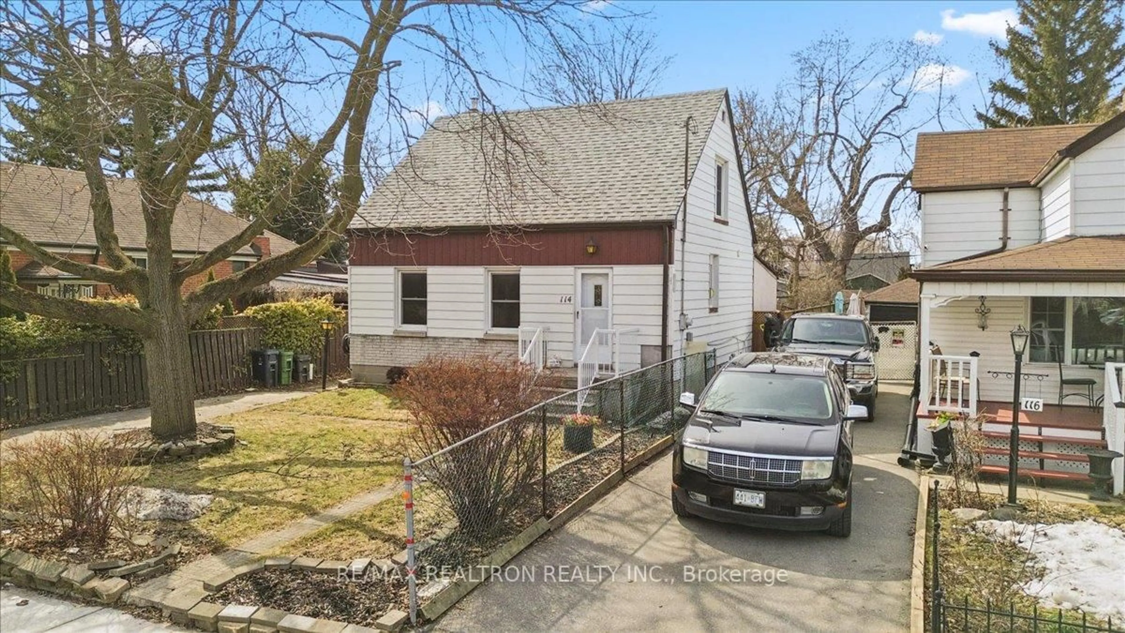 A pic from outside/outdoor area/front of a property/back of a property/a pic from drone, street for 114 South Edgely Ave, Toronto Ontario M1N 3L1