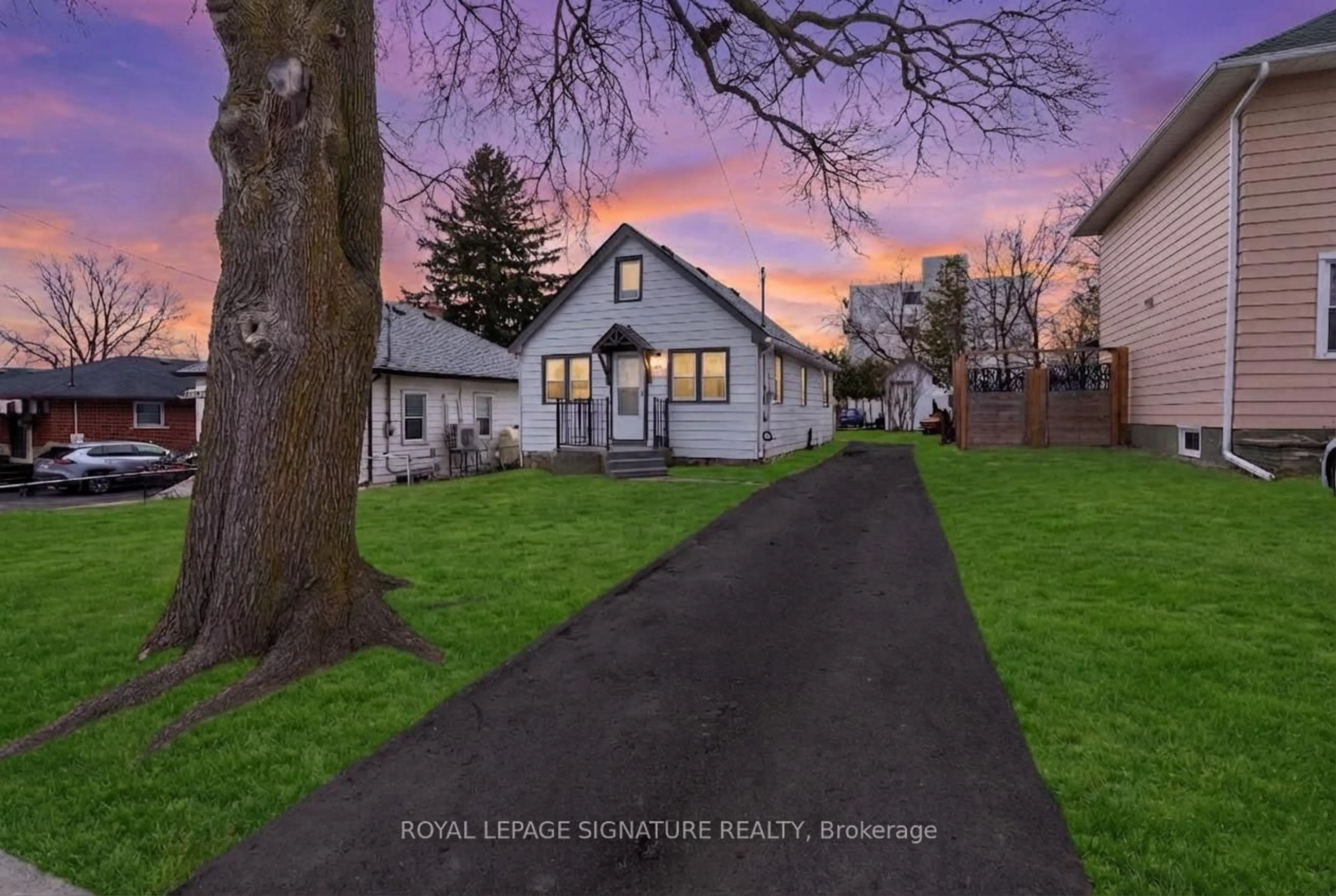 A pic from outside/outdoor area/front of a property/back of a property/a pic from drone, street for 377 Adelaide Ave, Oshawa Ontario L1J 2R7