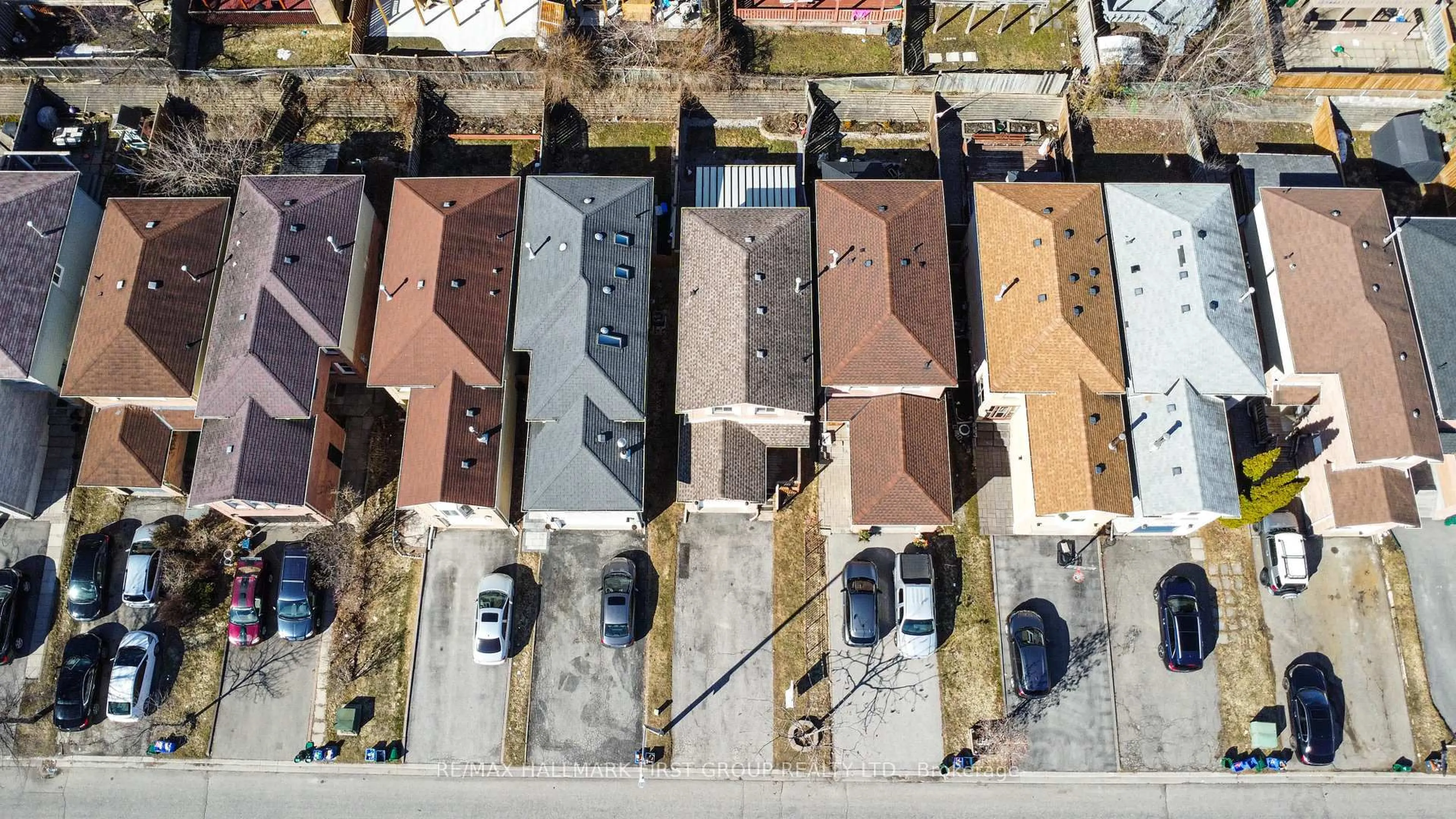 A pic from outside/outdoor area/front of a property/back of a property/a pic from drone, street for 2146 Denby Dr, Pickering Ontario L1X 1Z2