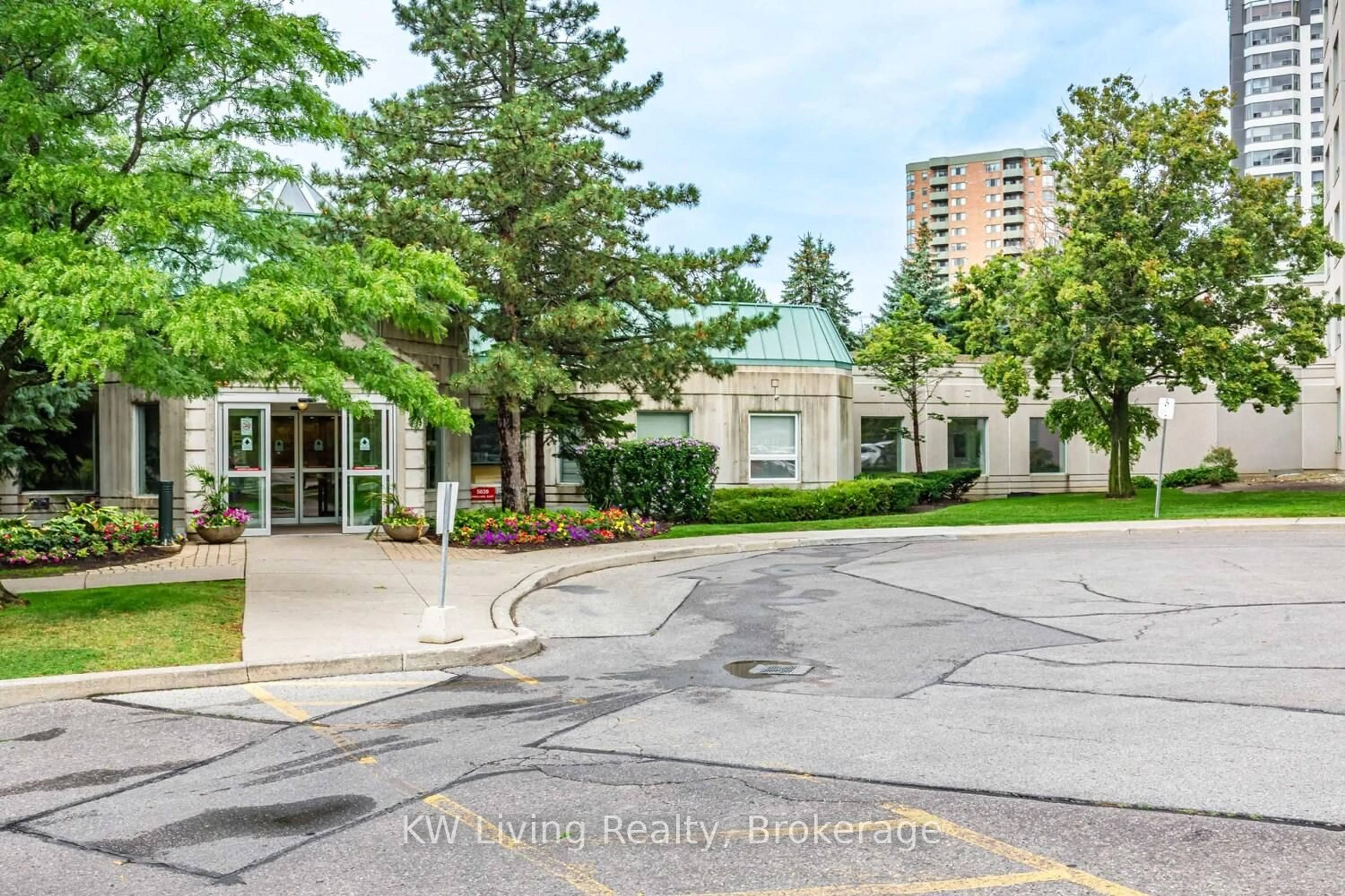 Indoor foyer for 5039 Finch Ave #TH02, Toronto Ontario M1S 5L6