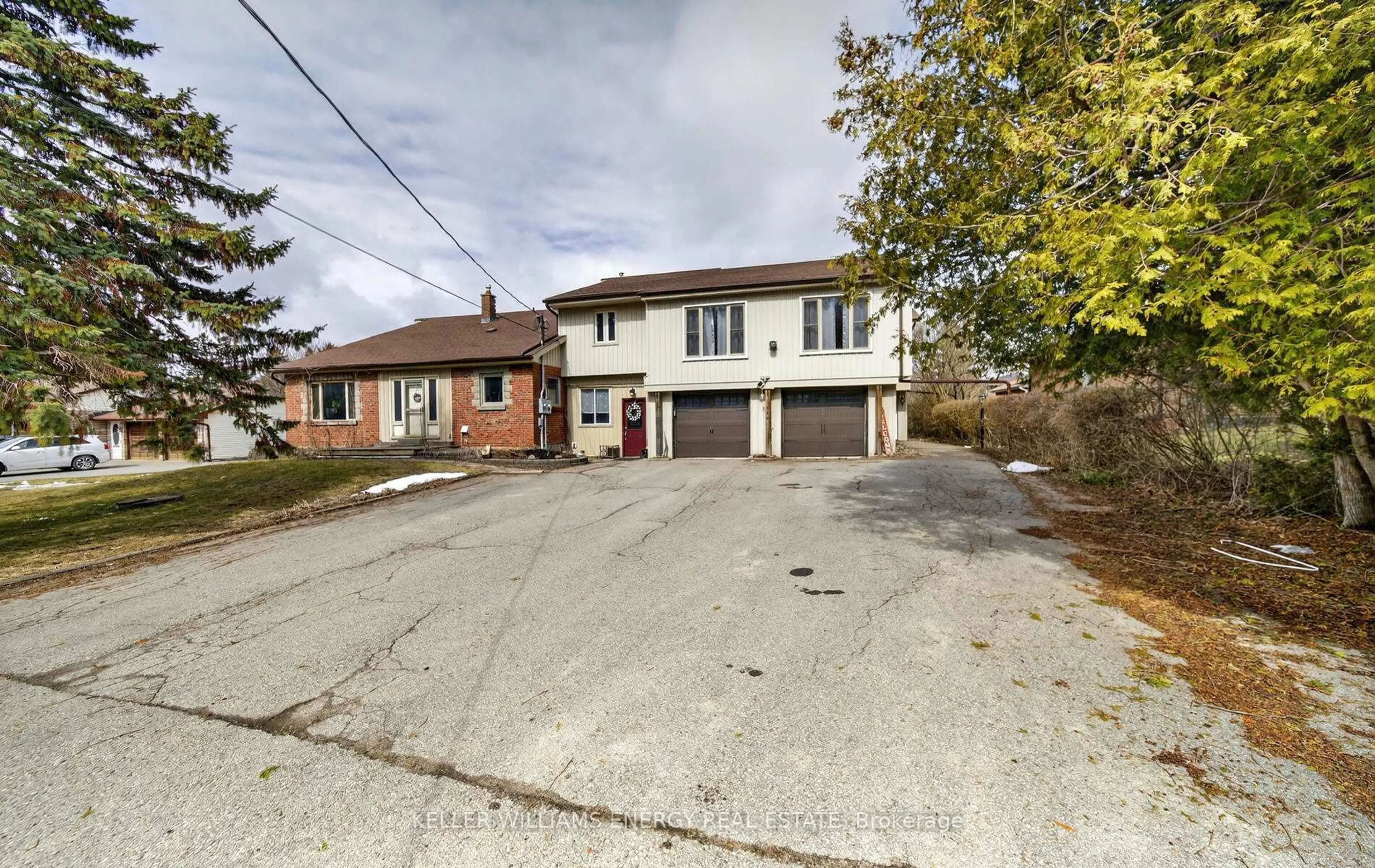 A pic from outside/outdoor area/front of a property/back of a property/a pic from drone, street for 1704 Nash Rd, Clarington Ontario L1E 2L8