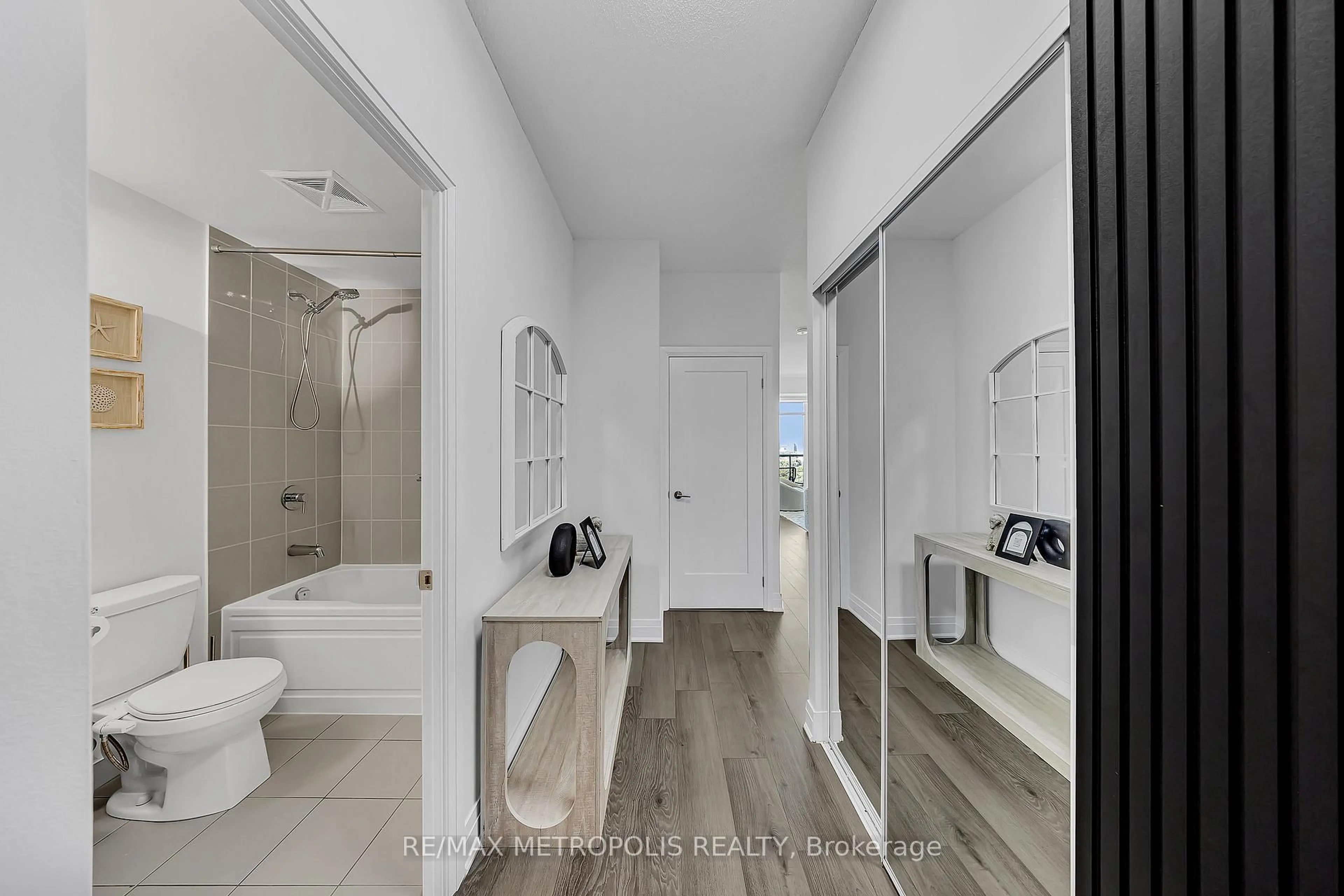 Contemporary bathroom, ceramic/tile floor for 3220 Sheppard Ave #1310, Toronto Ontario M1T 0B7