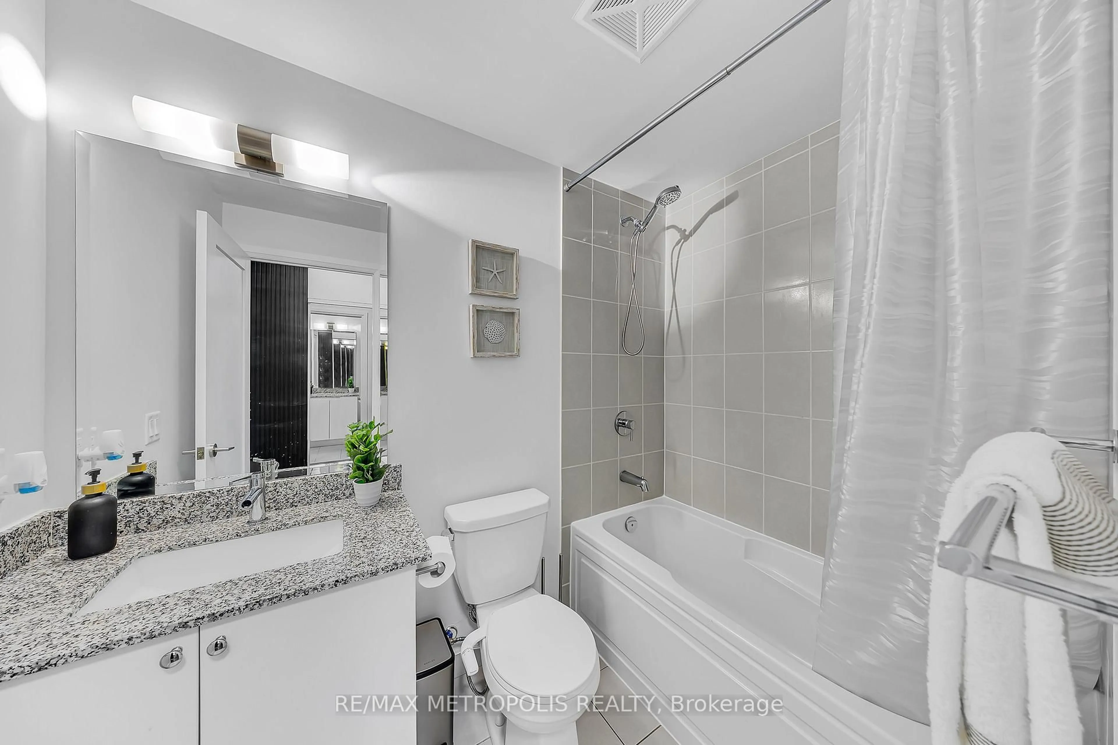 Standard bathroom, ceramic/tile floor for 3220 Sheppard Ave #1310, Toronto Ontario M1T 0B7