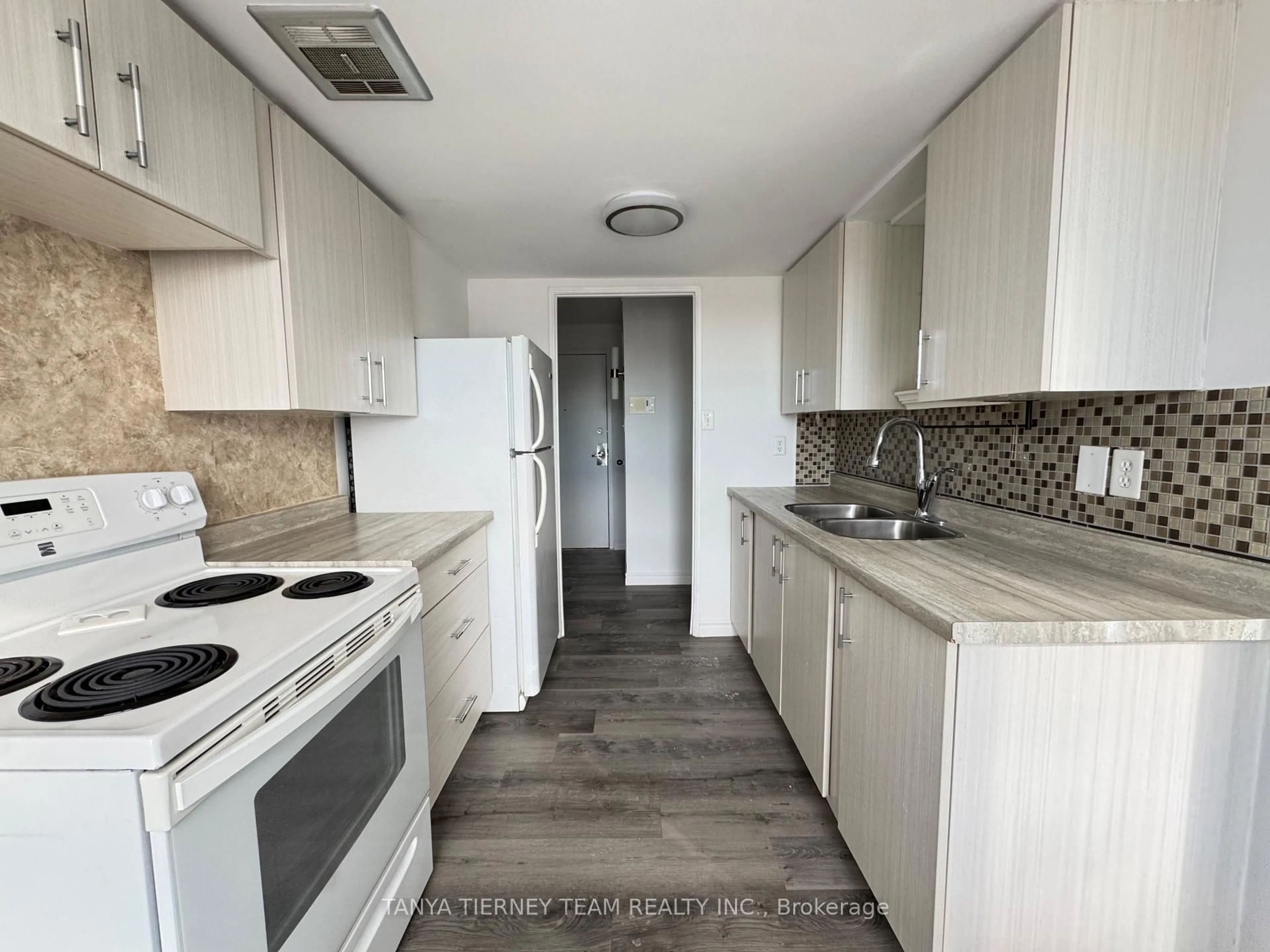 Standard kitchen, unknown for 43 Taunton Rd #48, Oshawa Ontario L1G 3T6