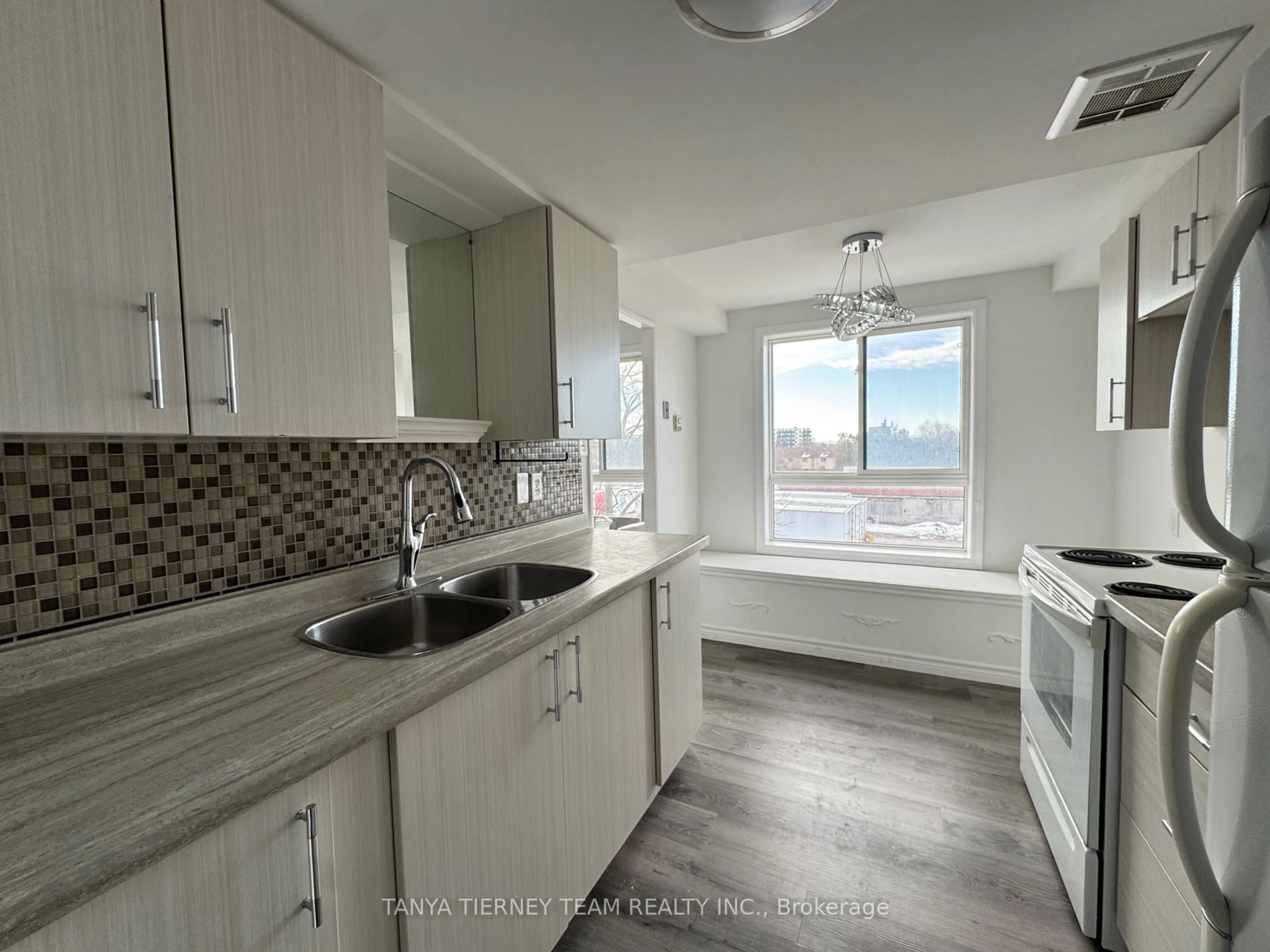 Standard kitchen, unknown for 43 Taunton Rd #48, Oshawa Ontario L1G 3T6