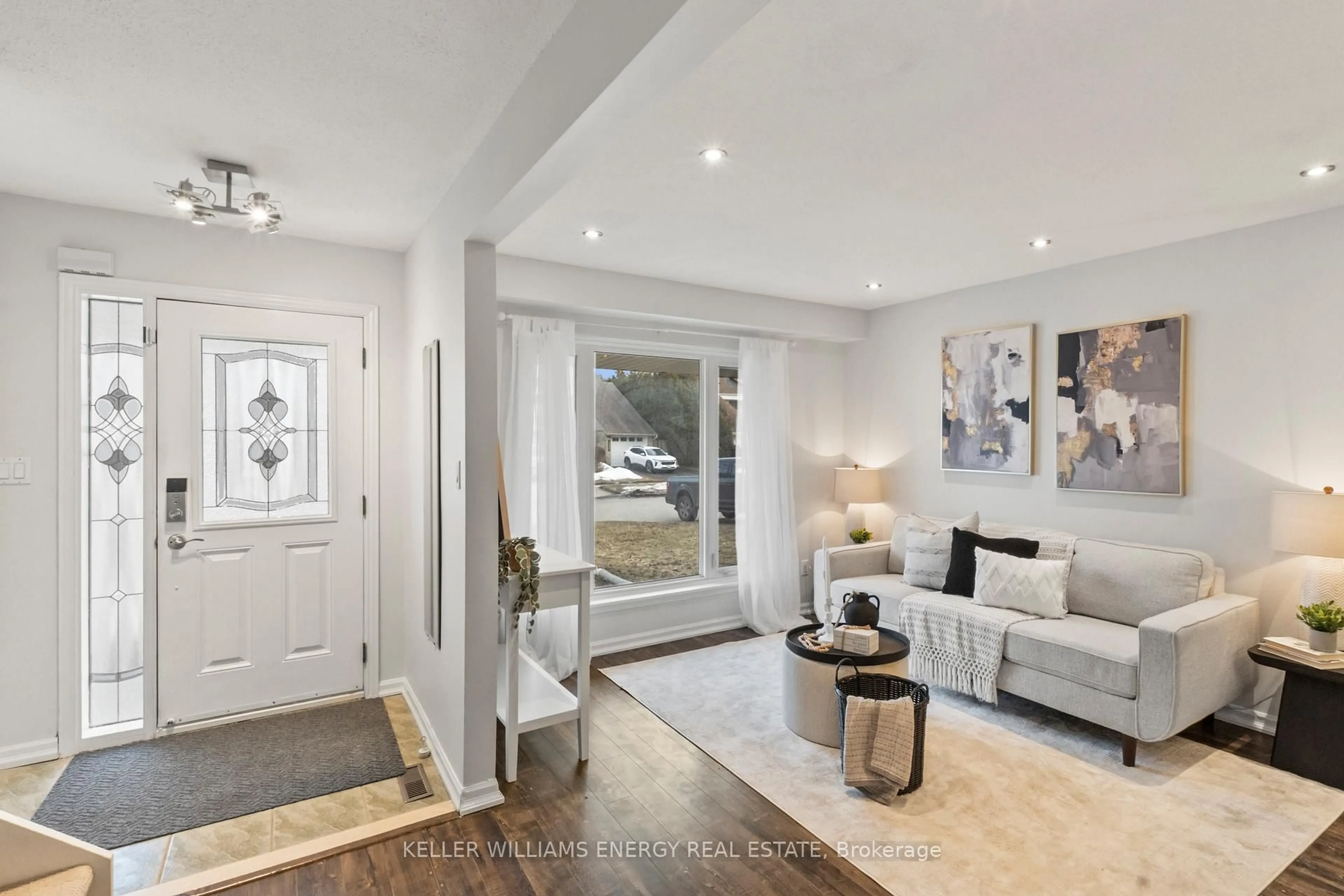 Indoor entryway for 1236 Eldorado Ave, Oshawa Ontario L1K 1G2