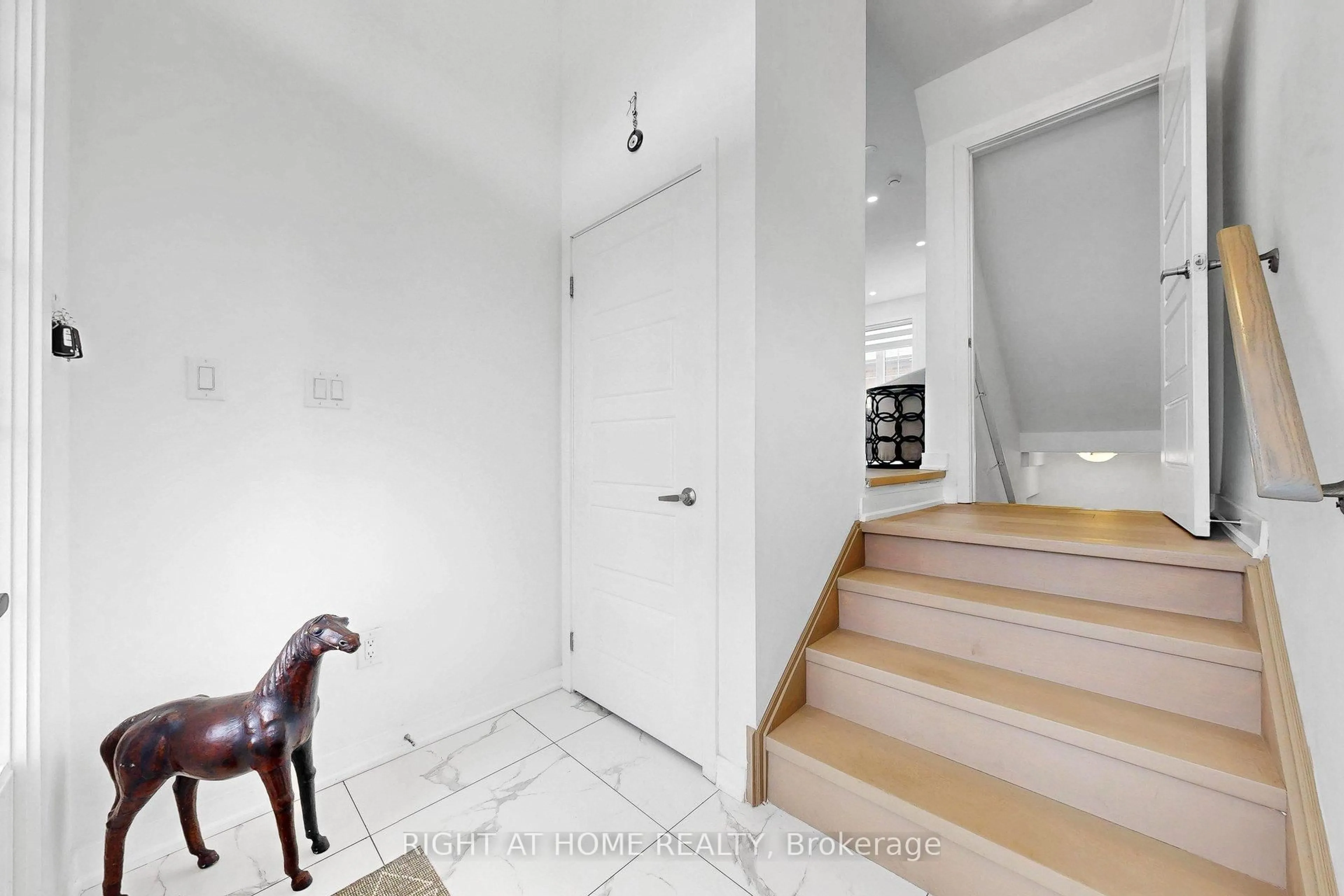 Indoor entryway for 7 Selfridge Way, Whitby Ontario L1N 0N9