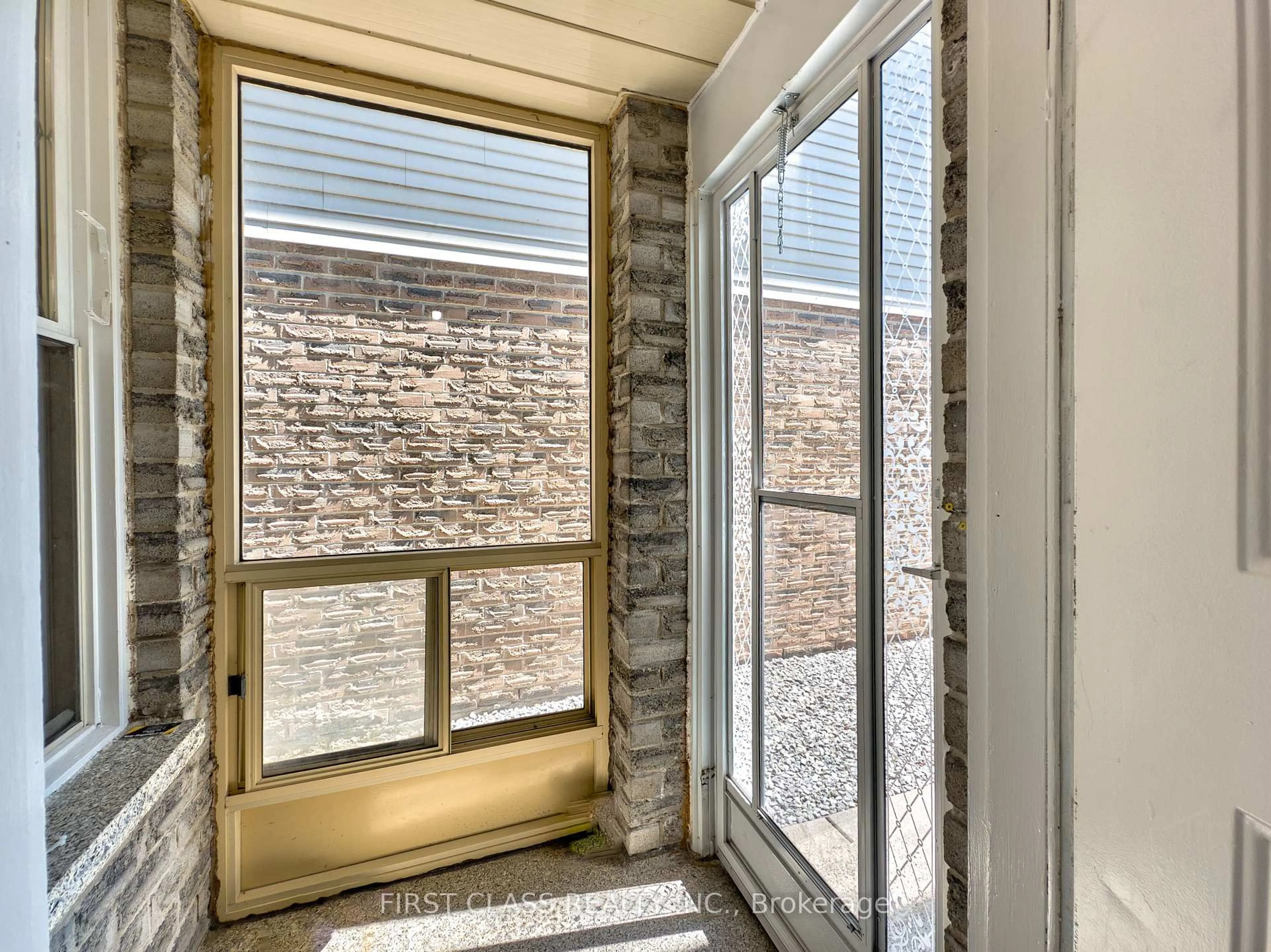 Indoor entryway for 25 Overlord Cres, Toronto Ontario M1B 4P6