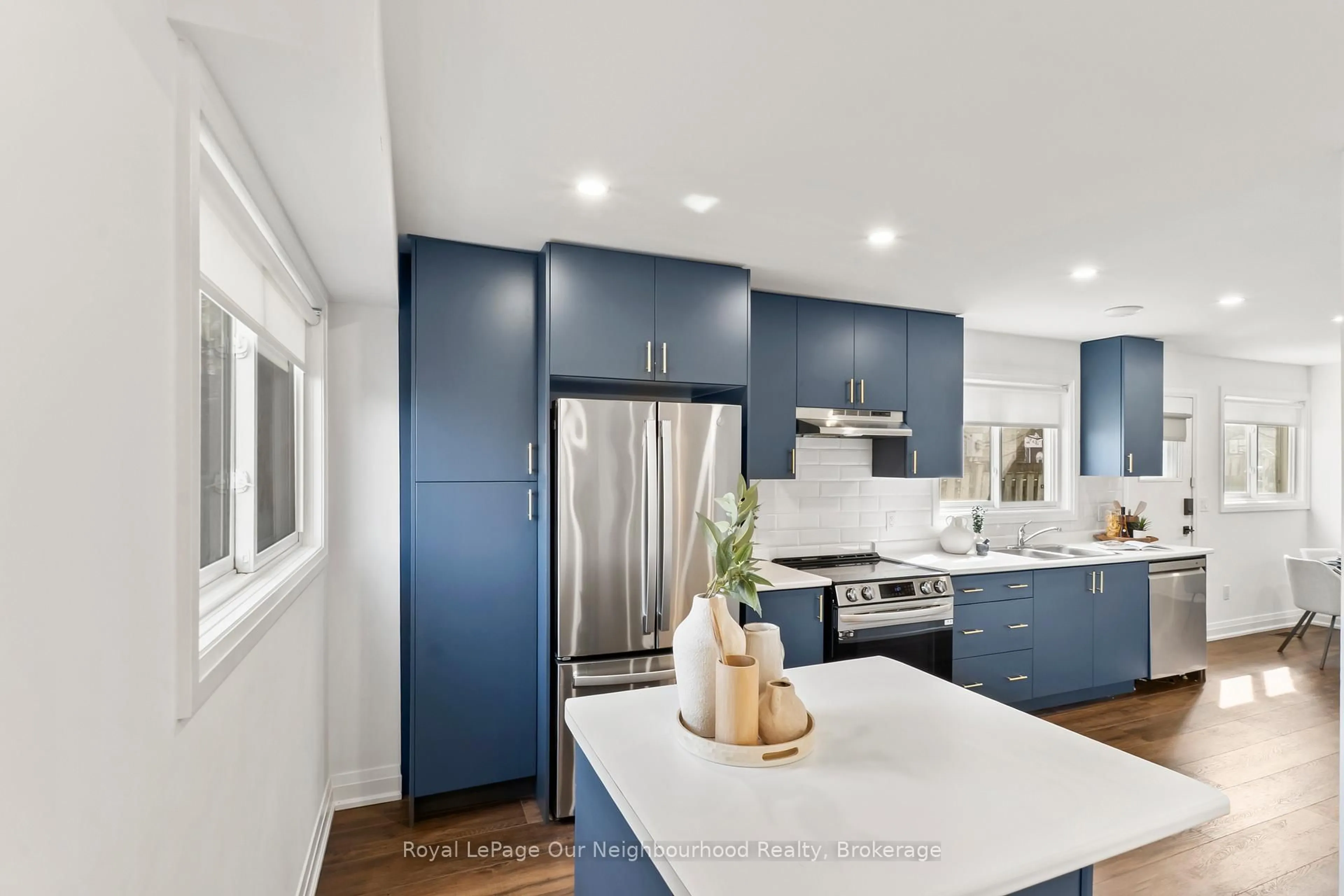 Contemporary kitchen, unknown for 571 Berwick Cres, Oshawa Ontario L1J 3E6