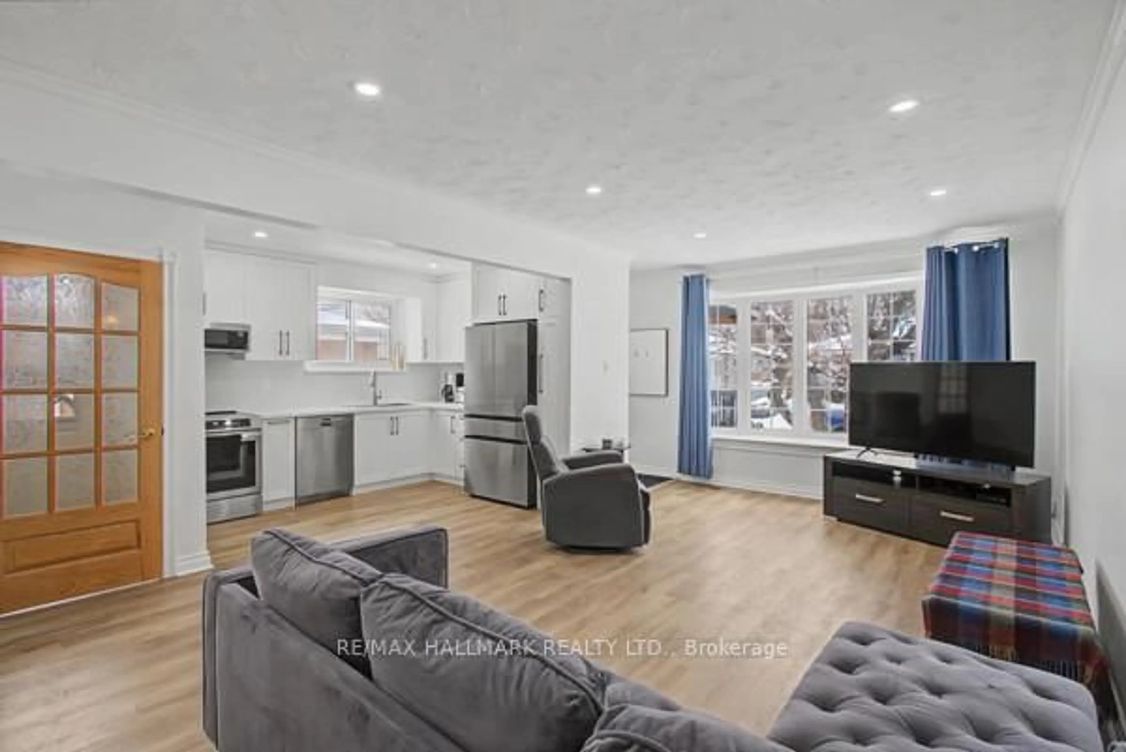 Living room with furniture, unknown for 37 Avis Cres, Toronto Ontario M4B 1B8