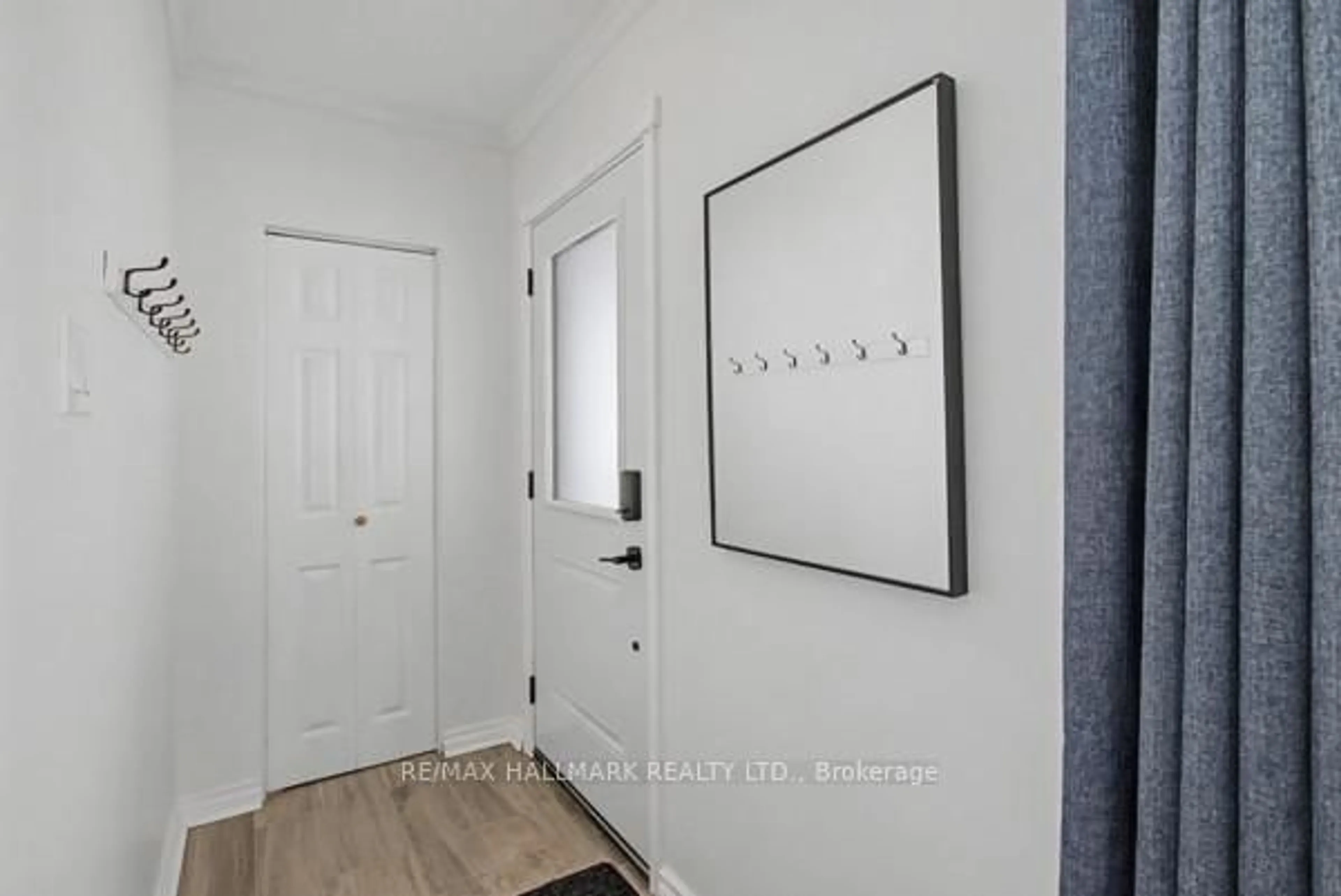 Indoor entryway for 37 Avis Cres, Toronto Ontario M4B 1B8