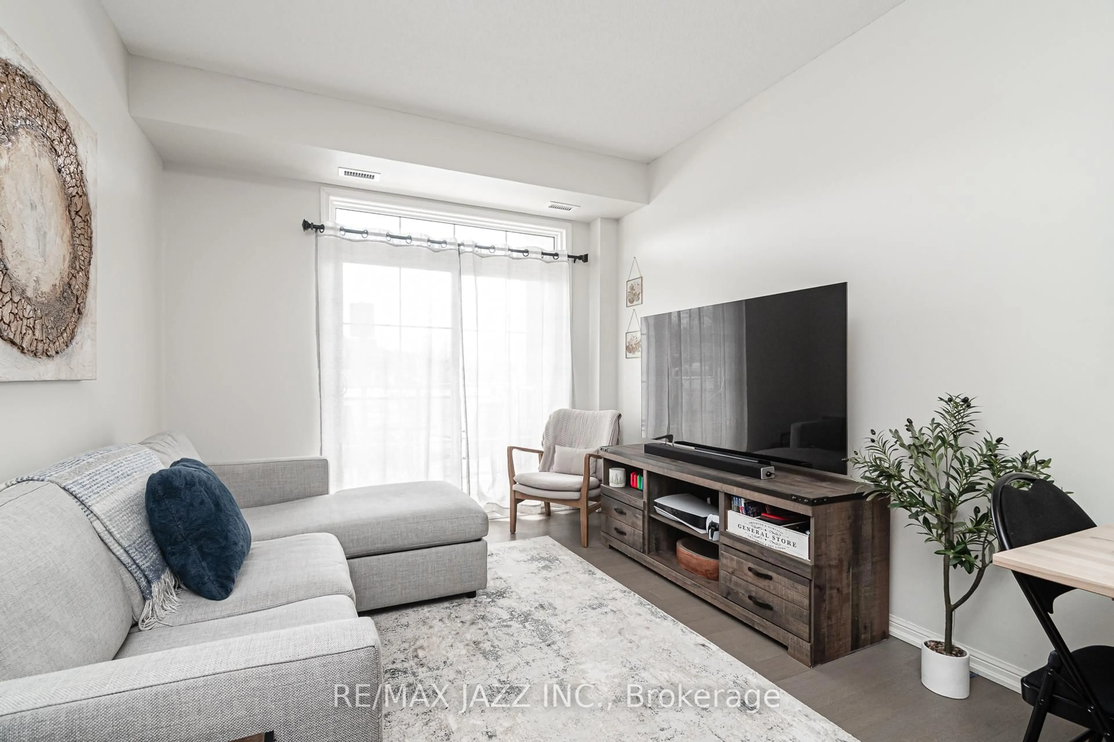 Living room with furniture, unknown for 80 Aspen Springs Dr #123, Clarington Ontario L1C 0V4