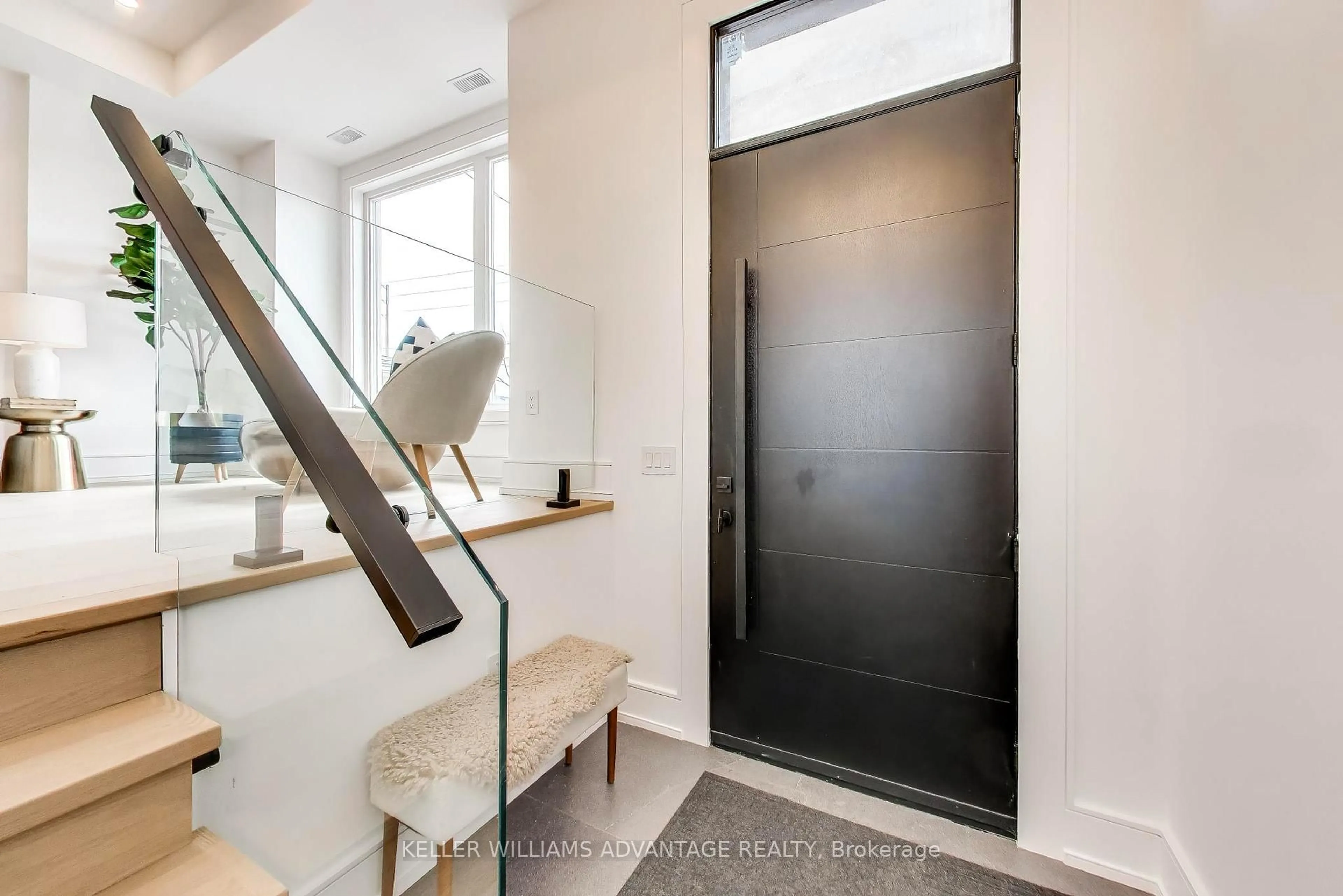 Indoor entryway for 104 Yardley Ave, Toronto Ontario M4B 2B1