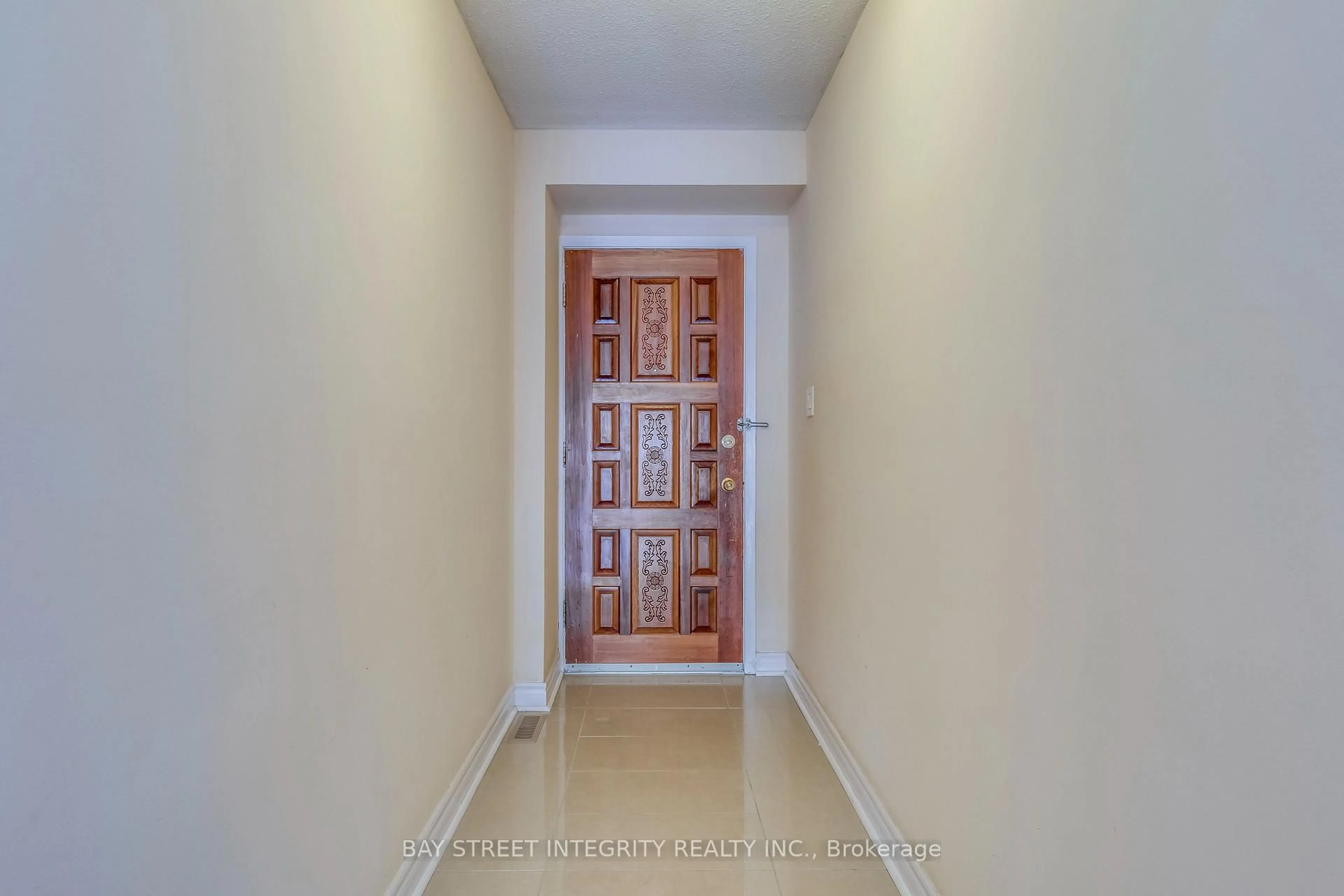 Indoor foyer for 200 Invergordon Ave, Toronto Ontario M1S 4A1