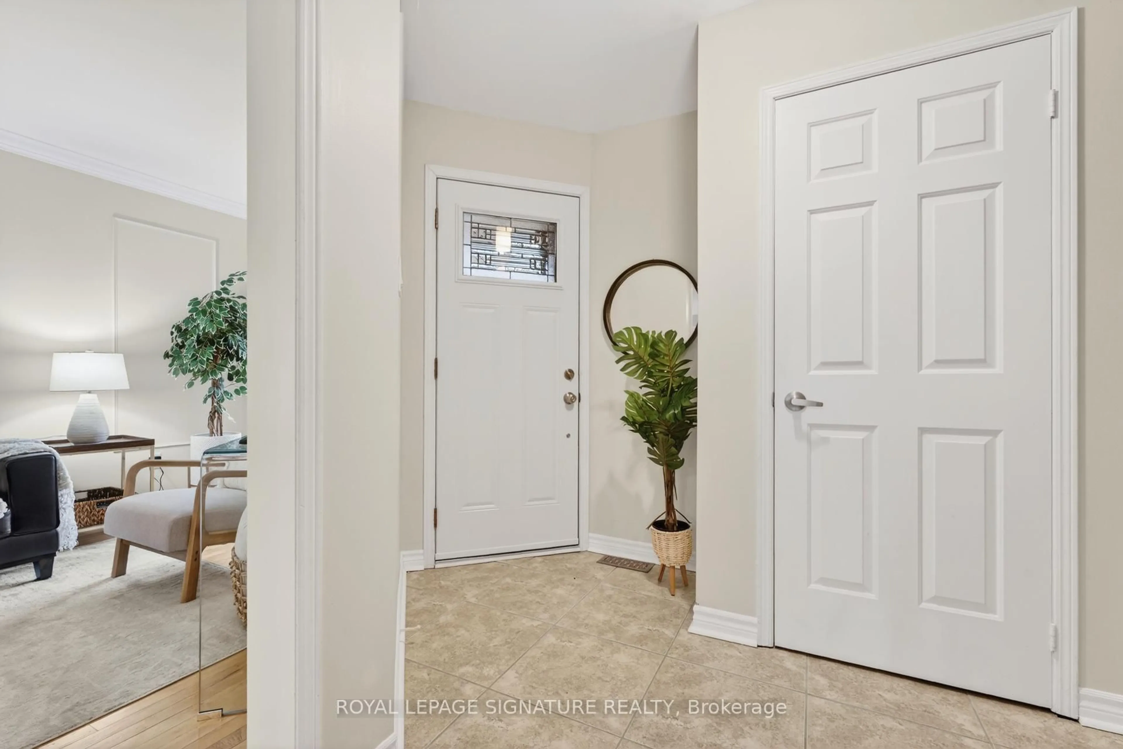 Indoor entryway for 118 Bassett Blvd, Whitby Ontario L1N 8X5