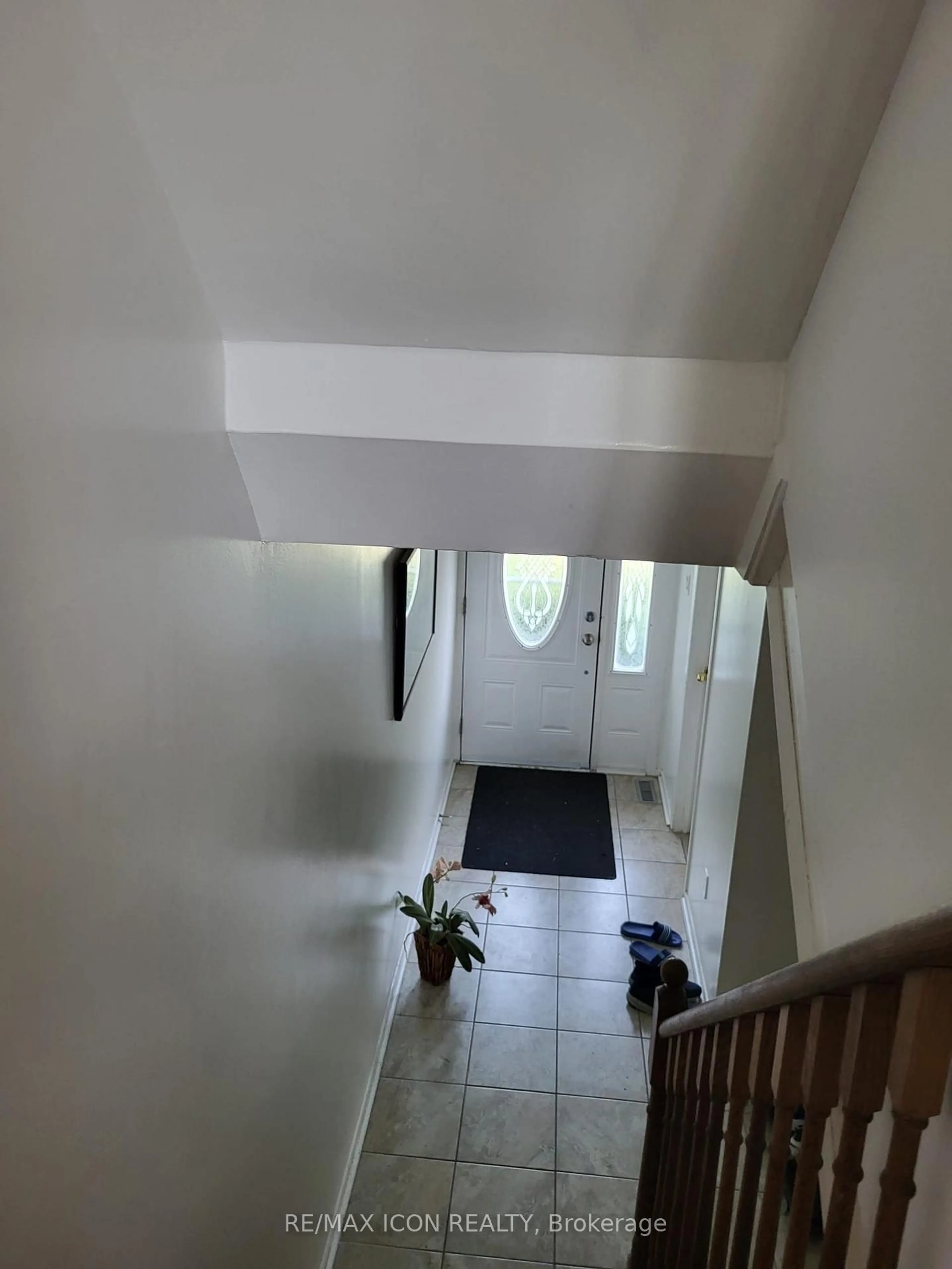 Indoor foyer for 351 Trudelle St, Toronto Ontario M1J 3J9