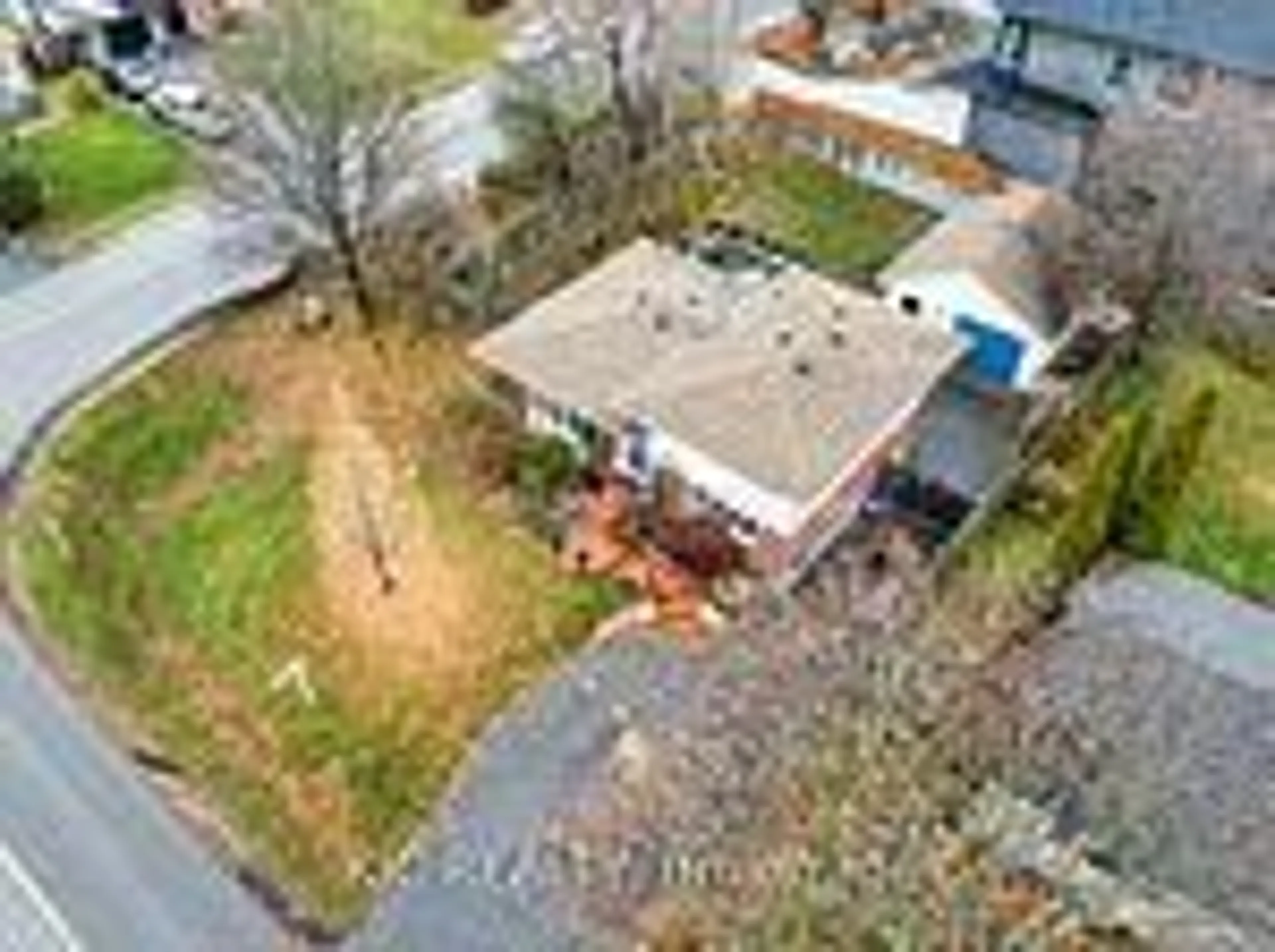A pic from outside/outdoor area/front of a property/back of a property/a pic from drone, street for 612 Maple St, Whitby Ontario L1N 3A2