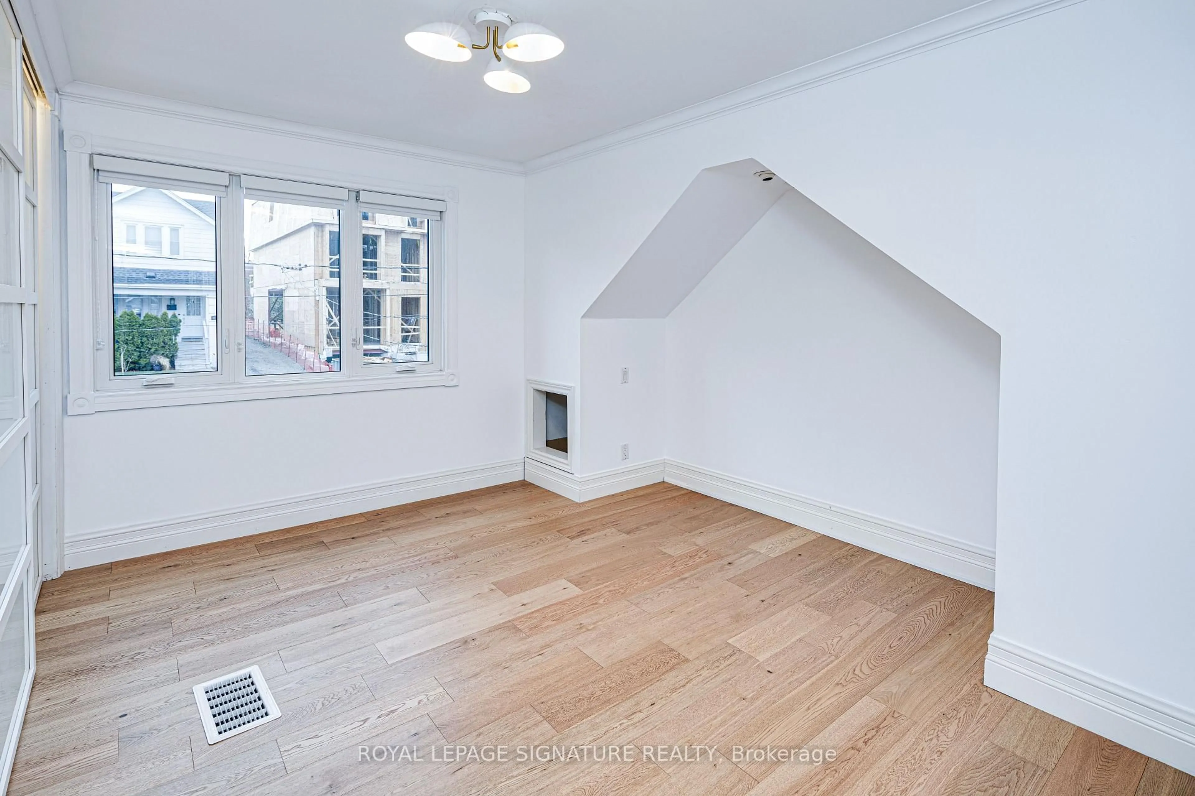 A pic of a room for 218 Lee Ave, Toronto Ontario M4E 2P3