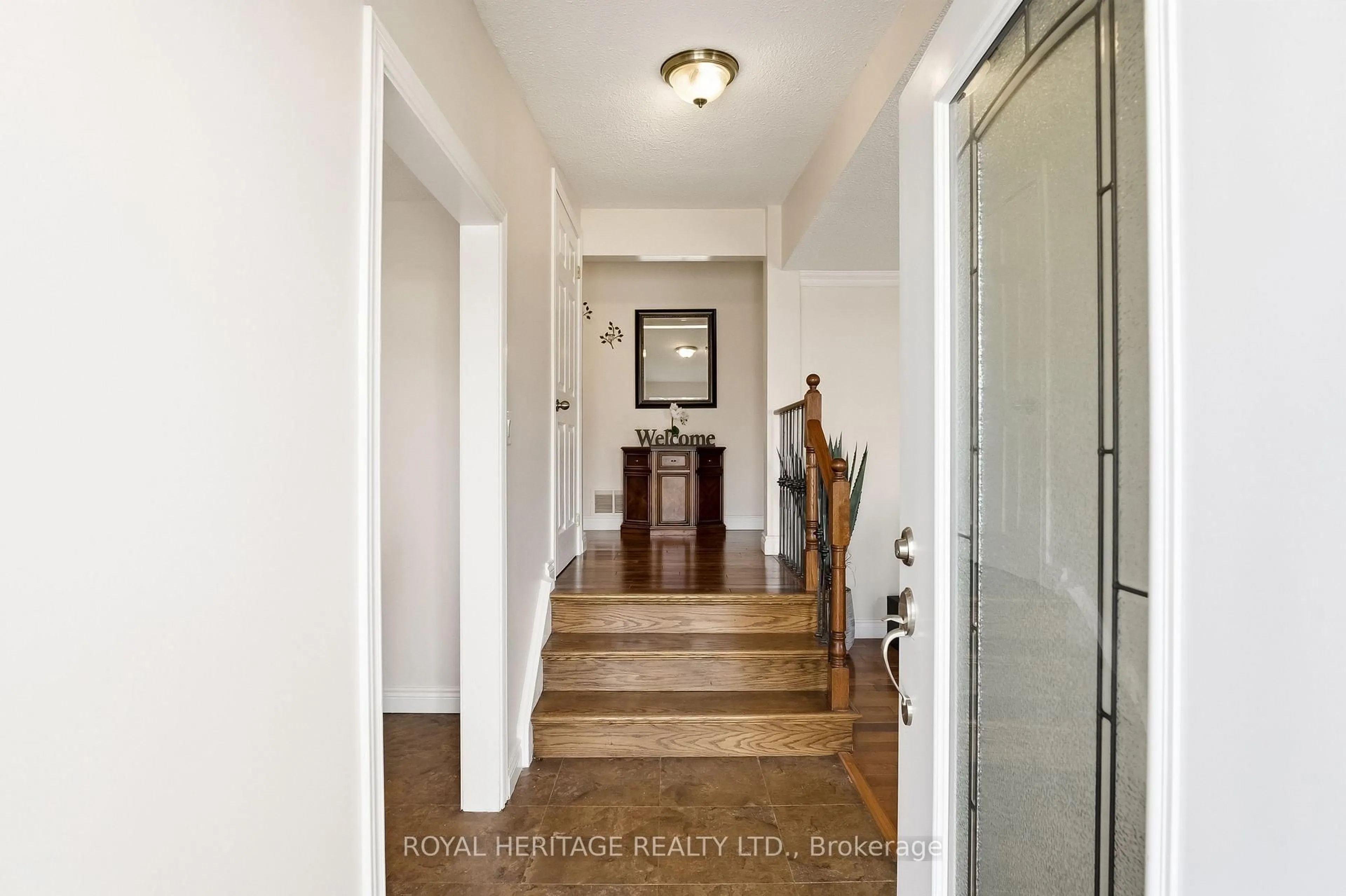 Indoor entryway for 148 Guthrie Cres, Whitby Ontario L1P 1A8