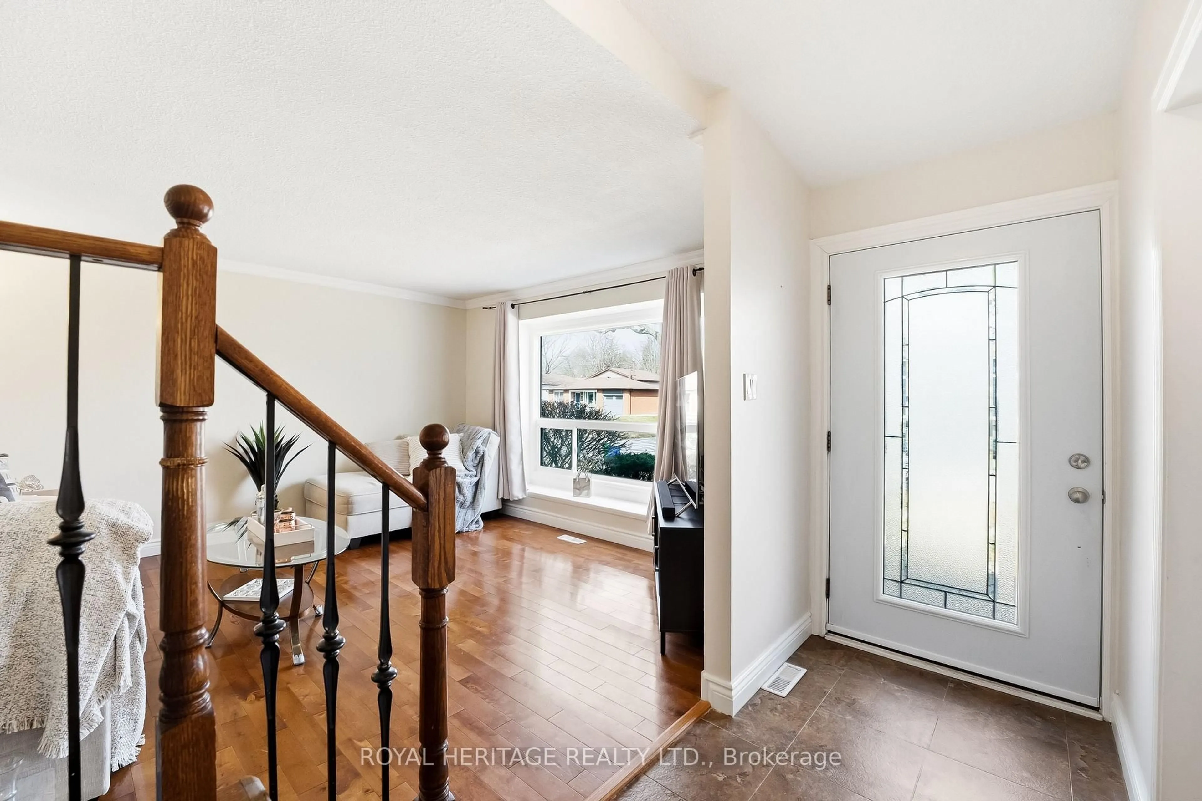 Indoor entryway for 148 Guthrie Cres, Whitby Ontario L1P 1A8