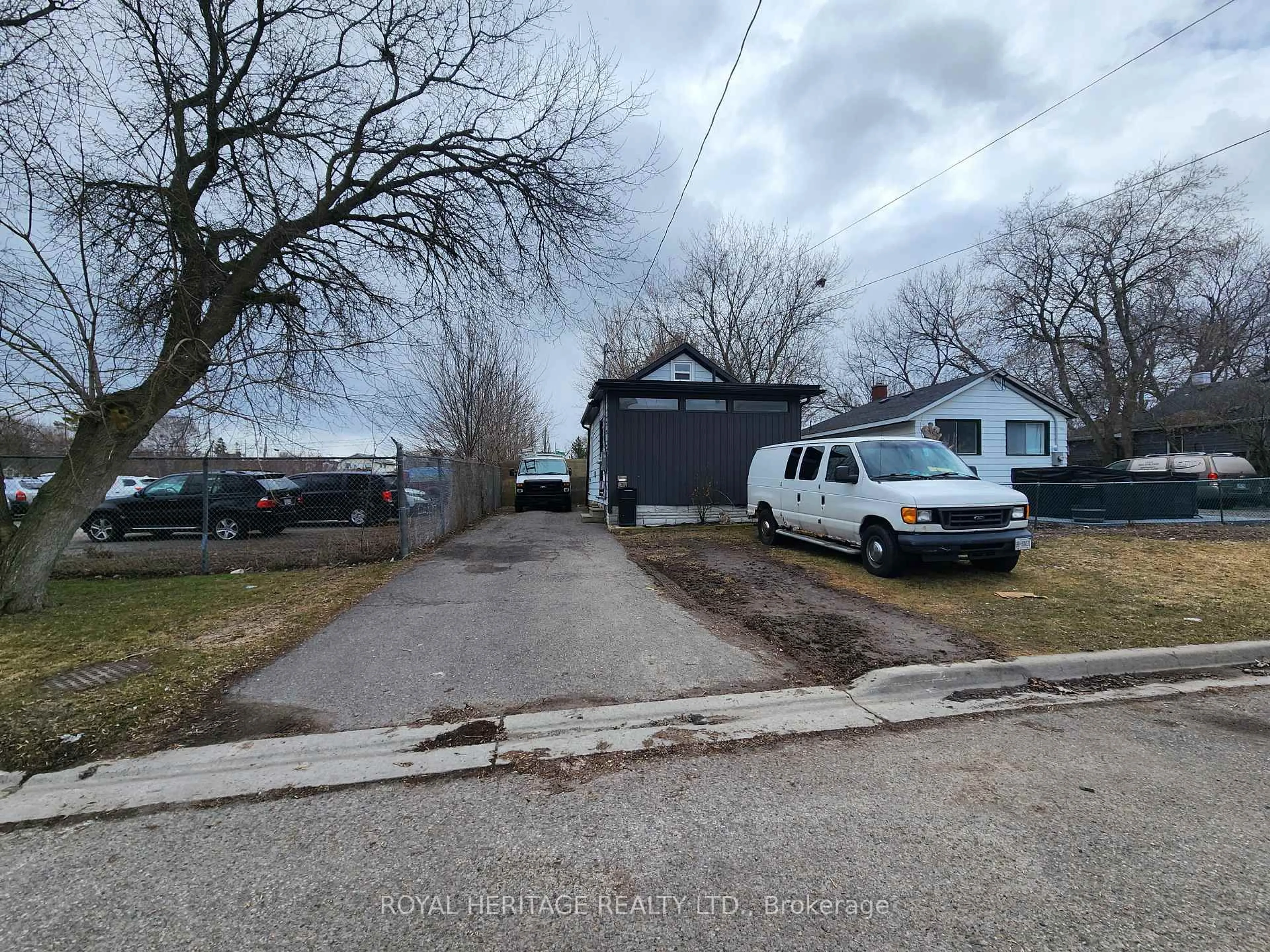 A pic from outside/outdoor area/front of a property/back of a property/a pic from drone, street for 203 Valencia Rd, Oshawa Ontario L1J 1P2