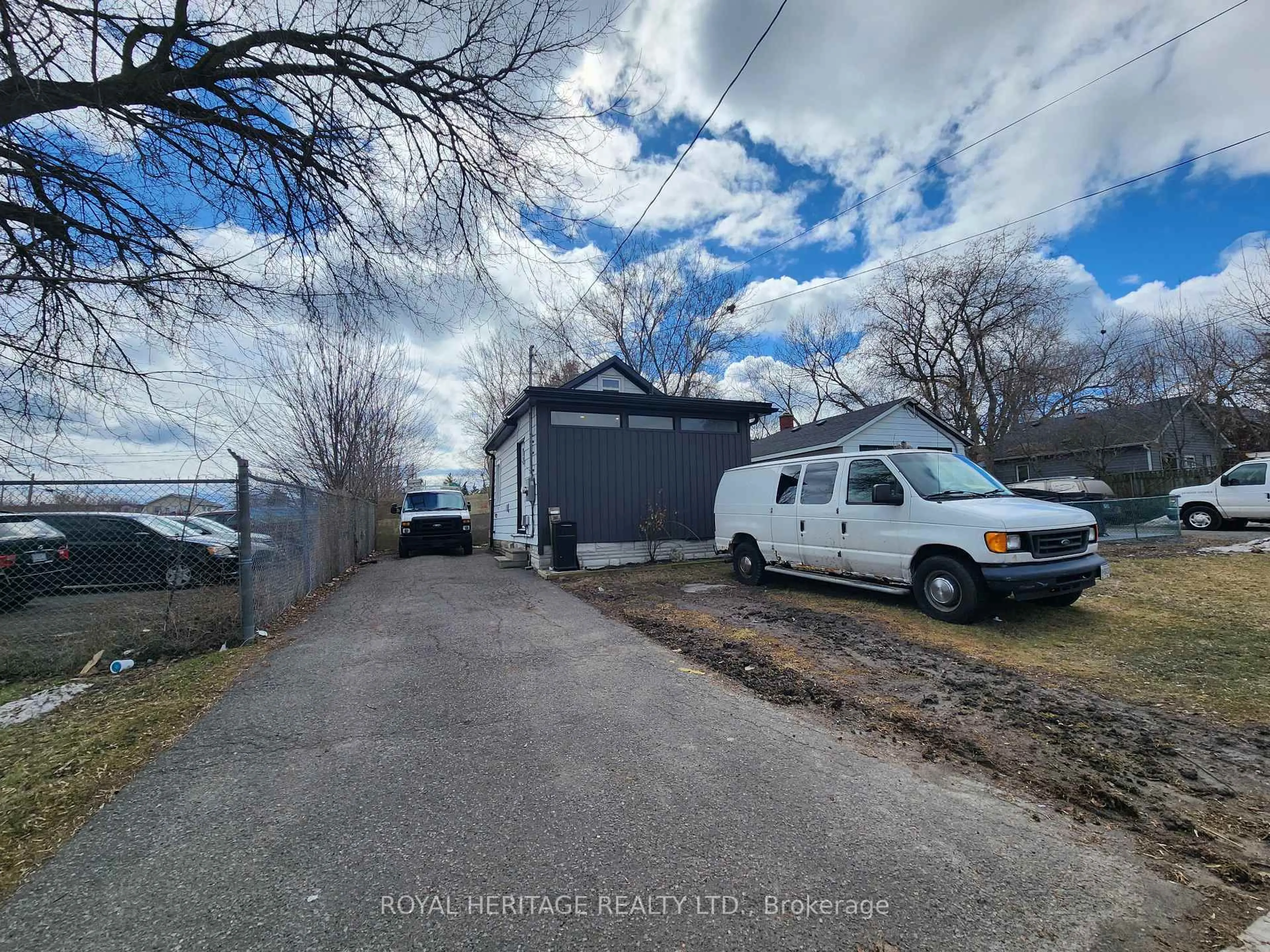 A pic from outside/outdoor area/front of a property/back of a property/a pic from drone, street for 203 Valencia Rd, Oshawa Ontario L1J 1P2