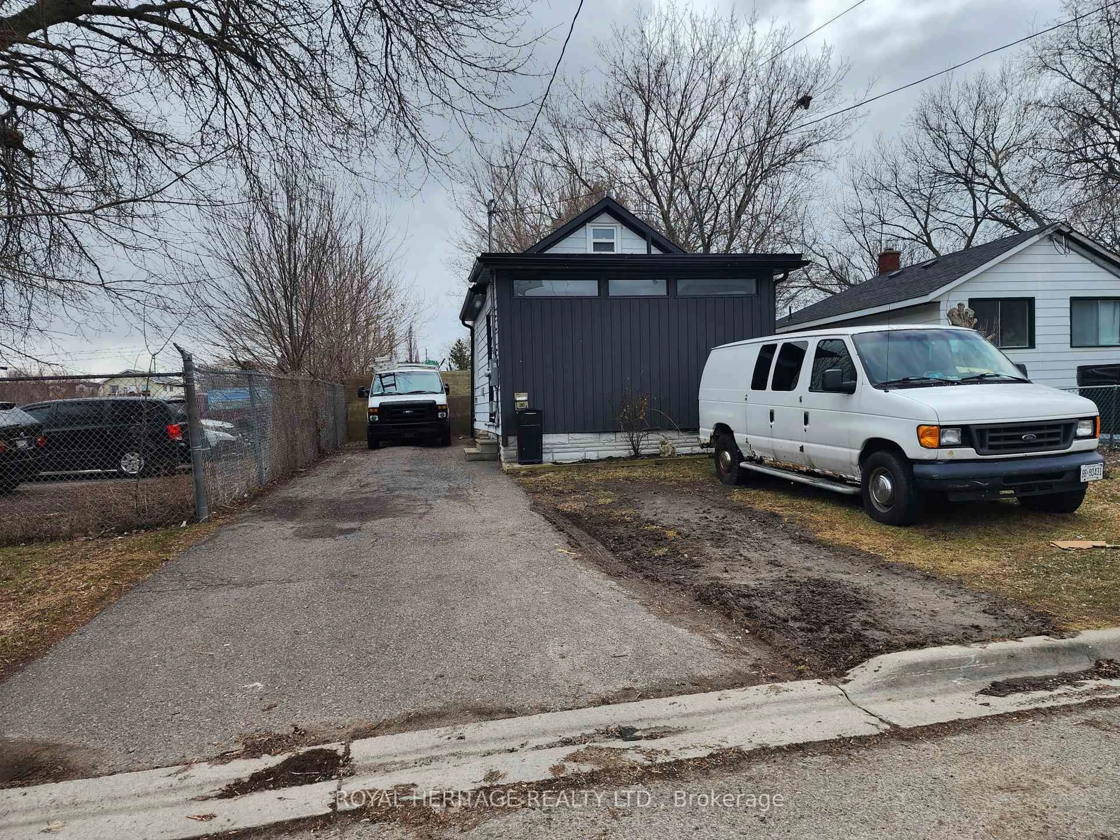 Shed for 203 Valencia Rd, Oshawa Ontario L1J 1P2