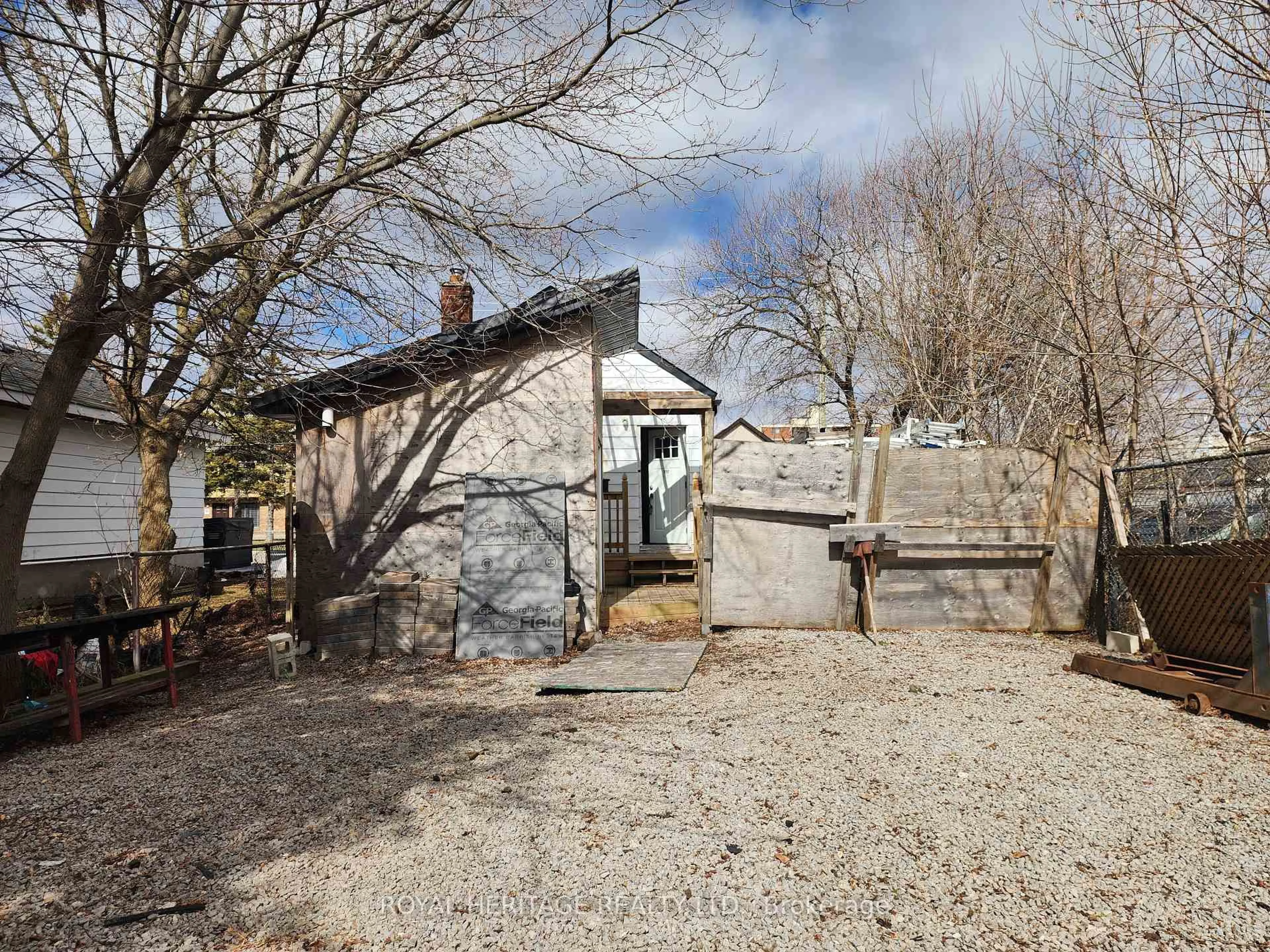 A pic from outside/outdoor area/front of a property/back of a property/a pic from drone, street for 203 Valencia Rd, Oshawa Ontario L1J 1P2