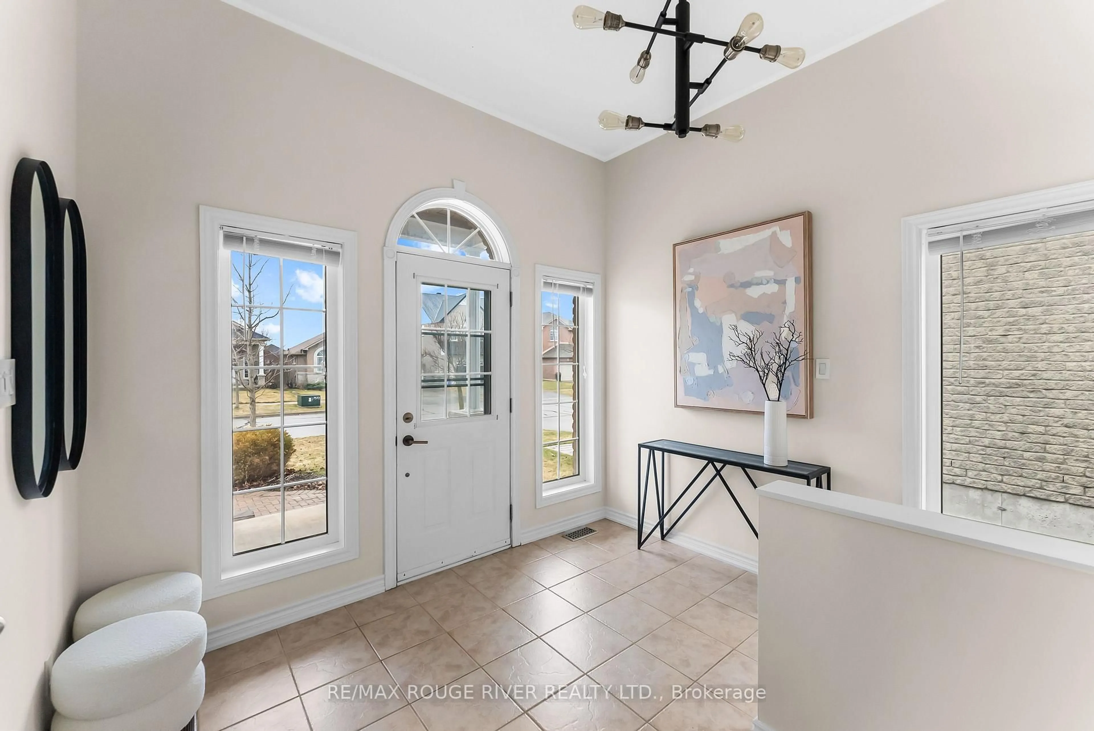 Indoor entryway for 16 Aylesworth Ave, Clarington Ontario L1E 3H2