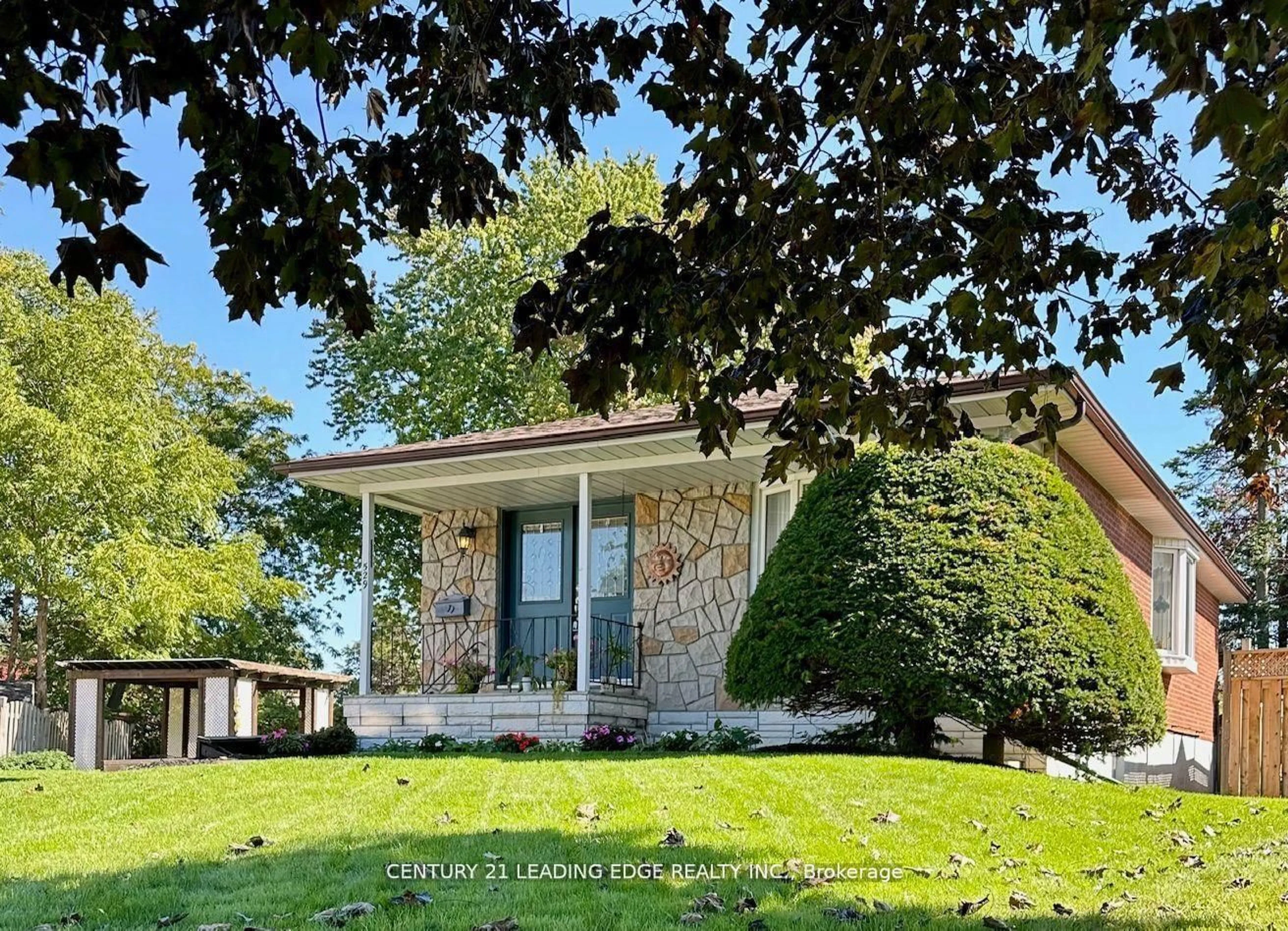 A pic from outside/outdoor area/front of a property/back of a property/a pic from drone, street for 529 Carman Crt, Oshawa Ontario L1H 6K5