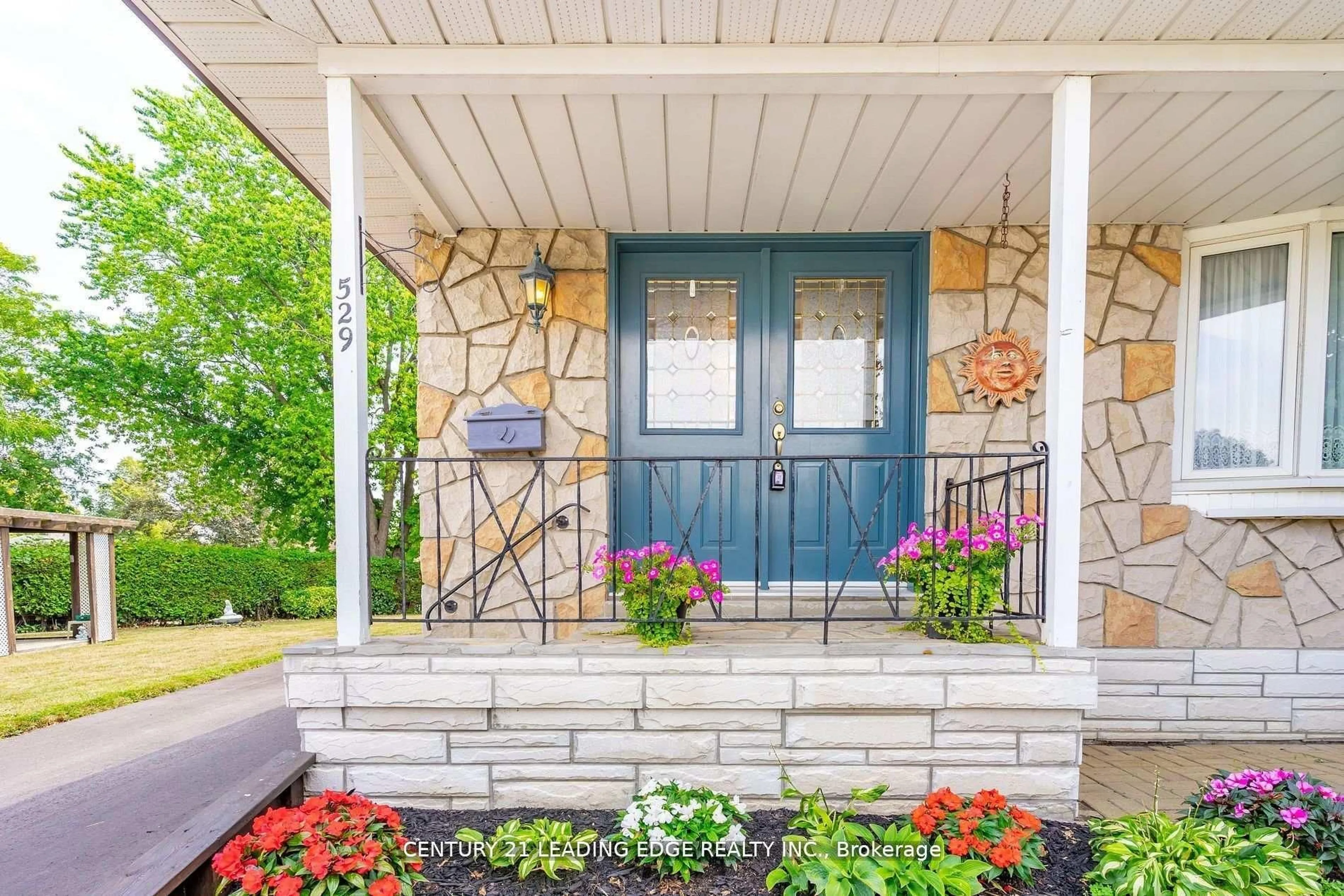 Indoor entryway for 529 Carman Crt, Oshawa Ontario L1H 6K5