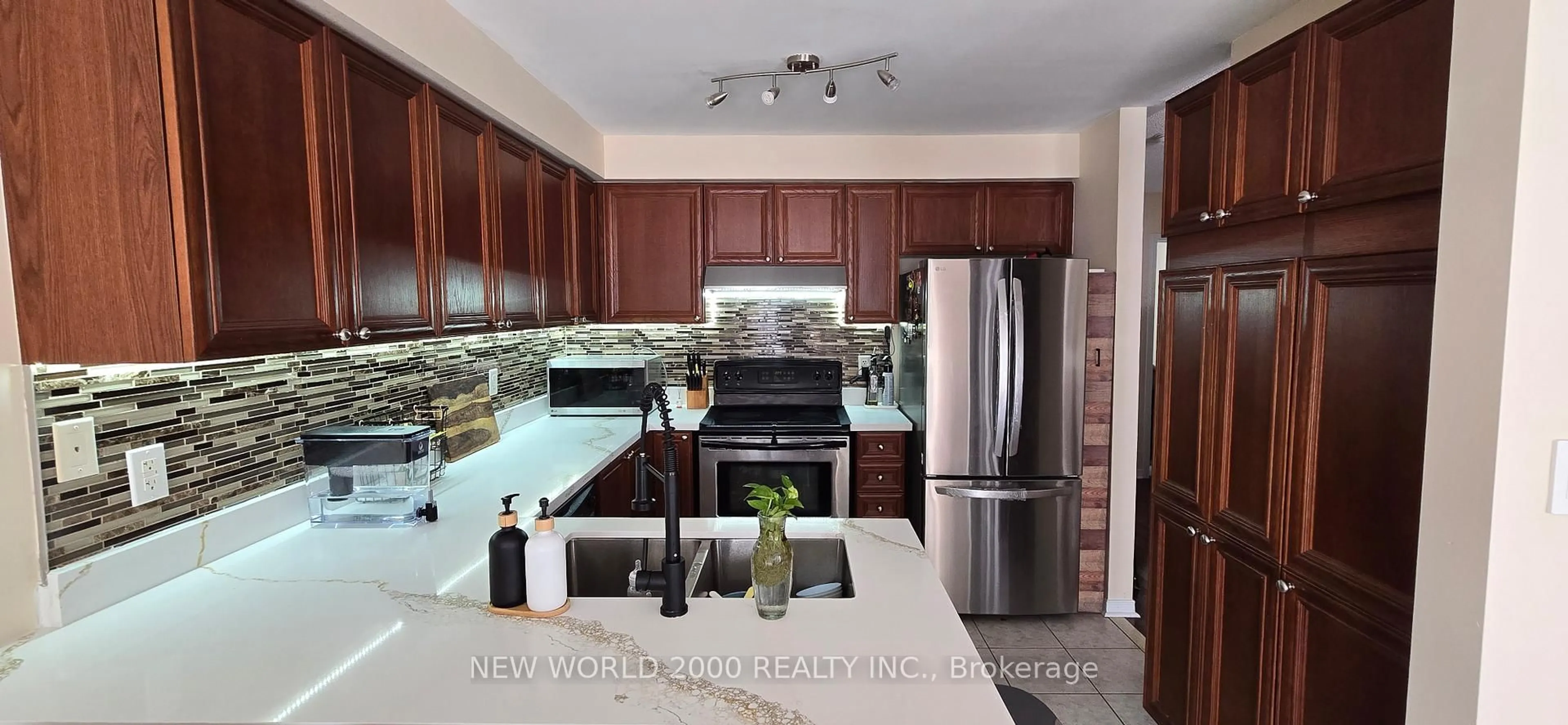 Open concept kitchen, ceramic/tile floor for 27 Stonewood St, Ajax Ontario L1S 0B3