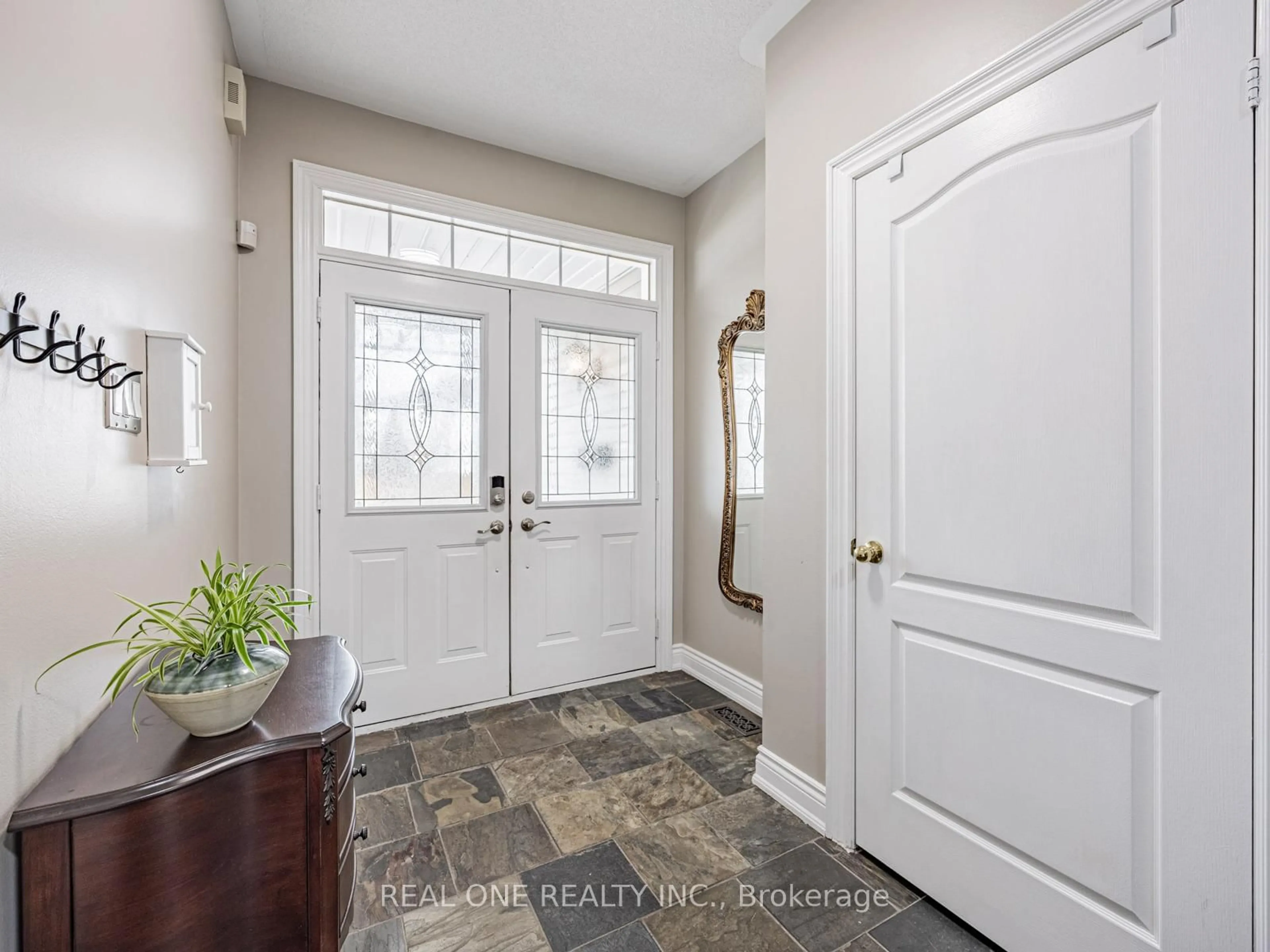 Indoor entryway for 51 Hanson Cres, Whitby Ontario L1M 2K9