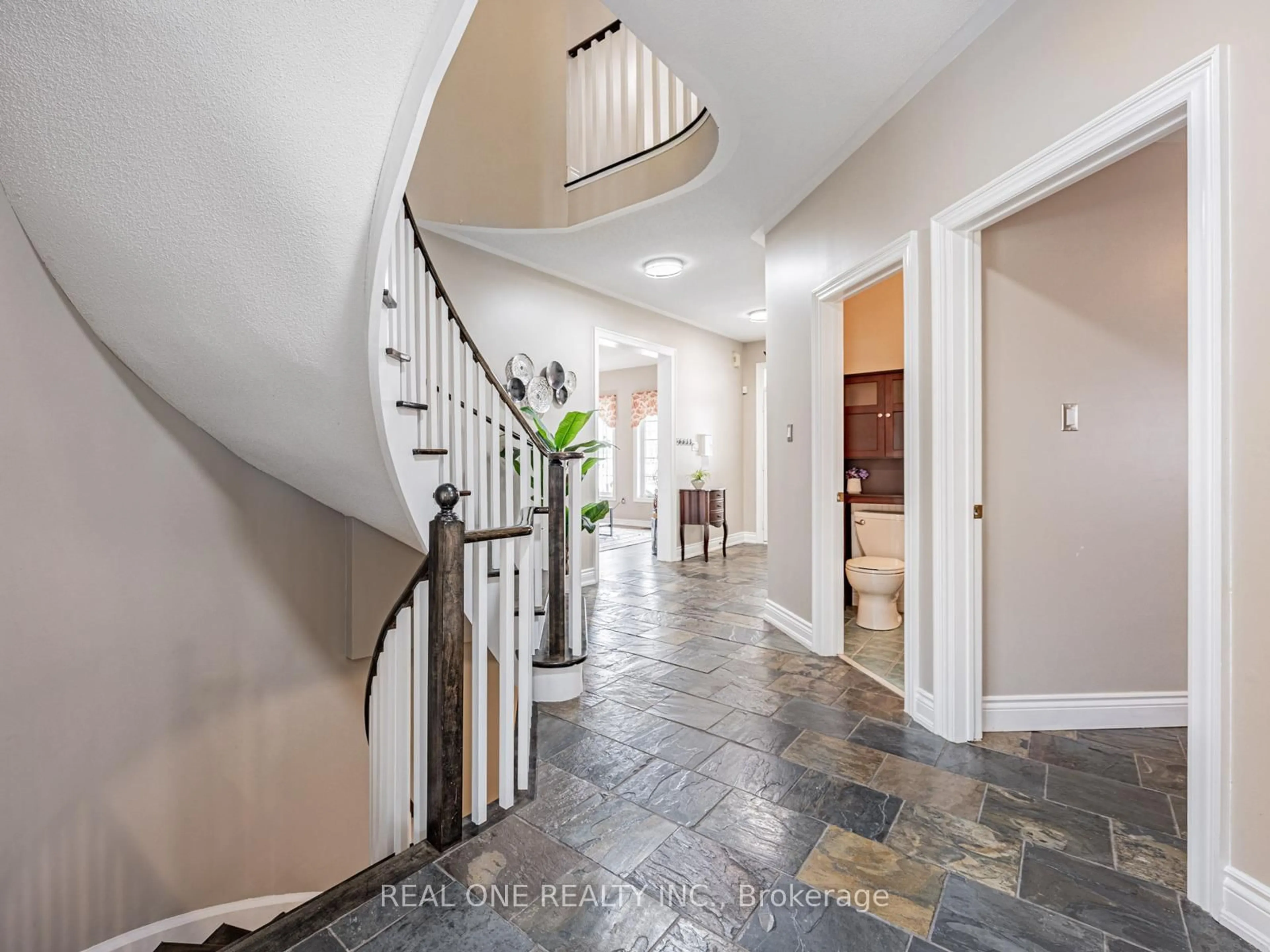 Indoor entryway for 51 Hanson Cres, Whitby Ontario L1M 2K9