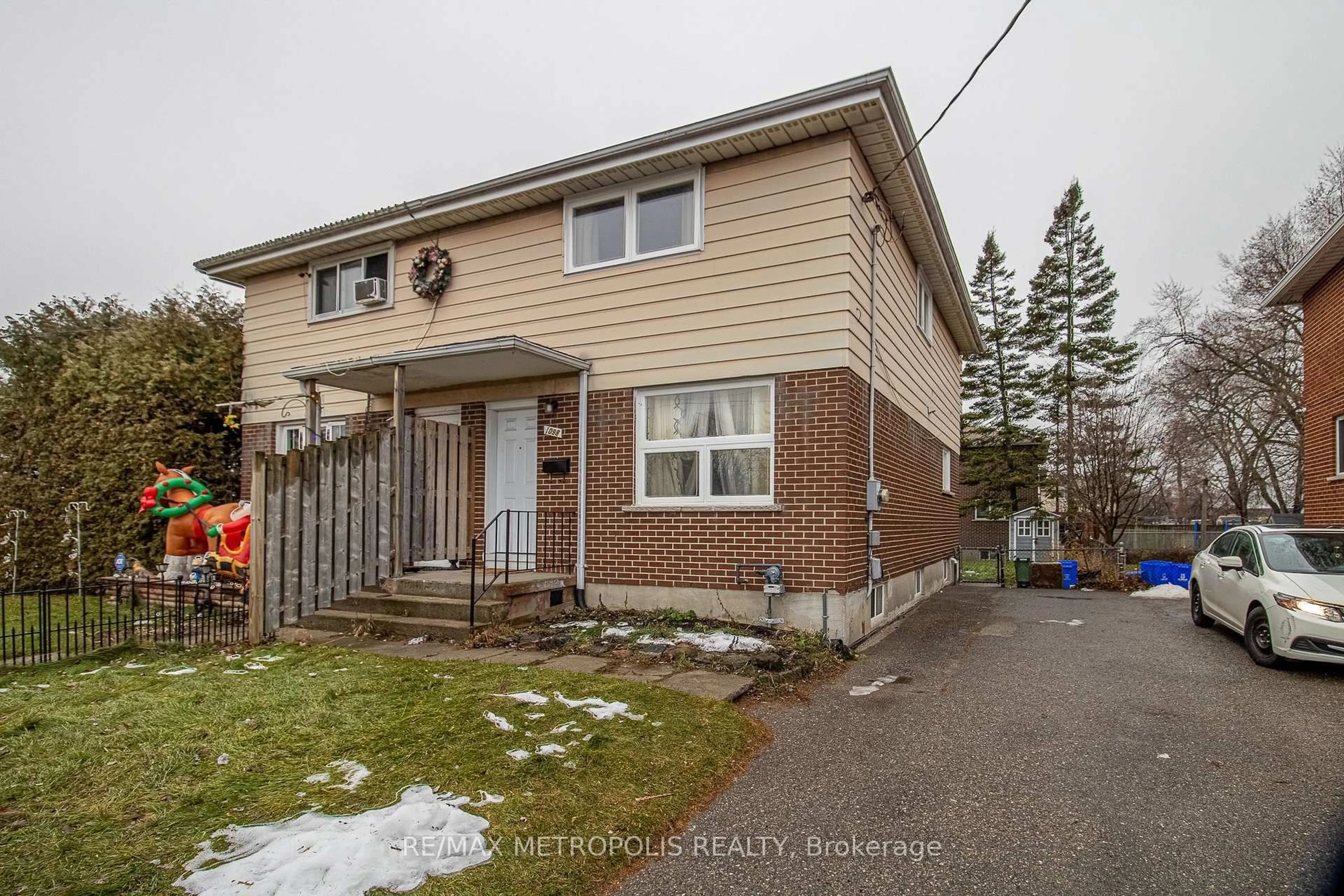 Unknown for 1098 Cedar St, Oshawa Ontario L1J 3R9