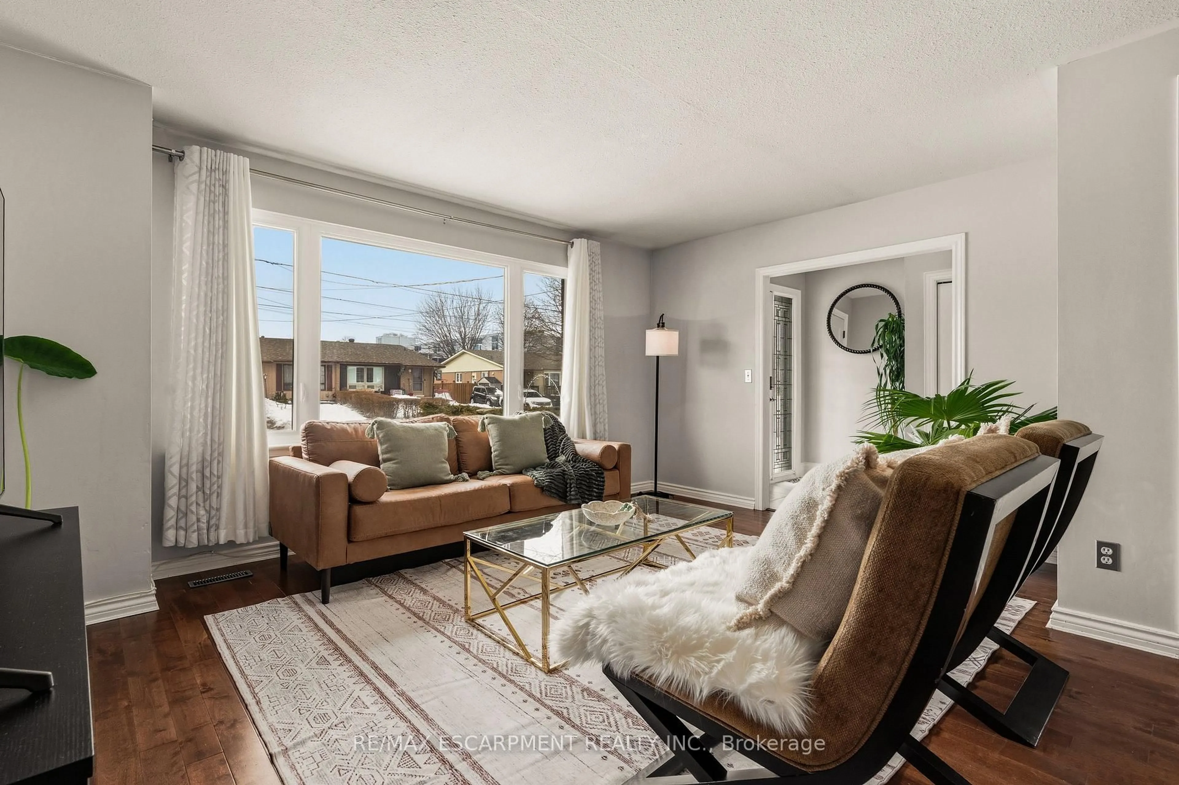 Living room with furniture, unknown for 777 Hillcrest Rd, Pickering Ontario L1W 2P5