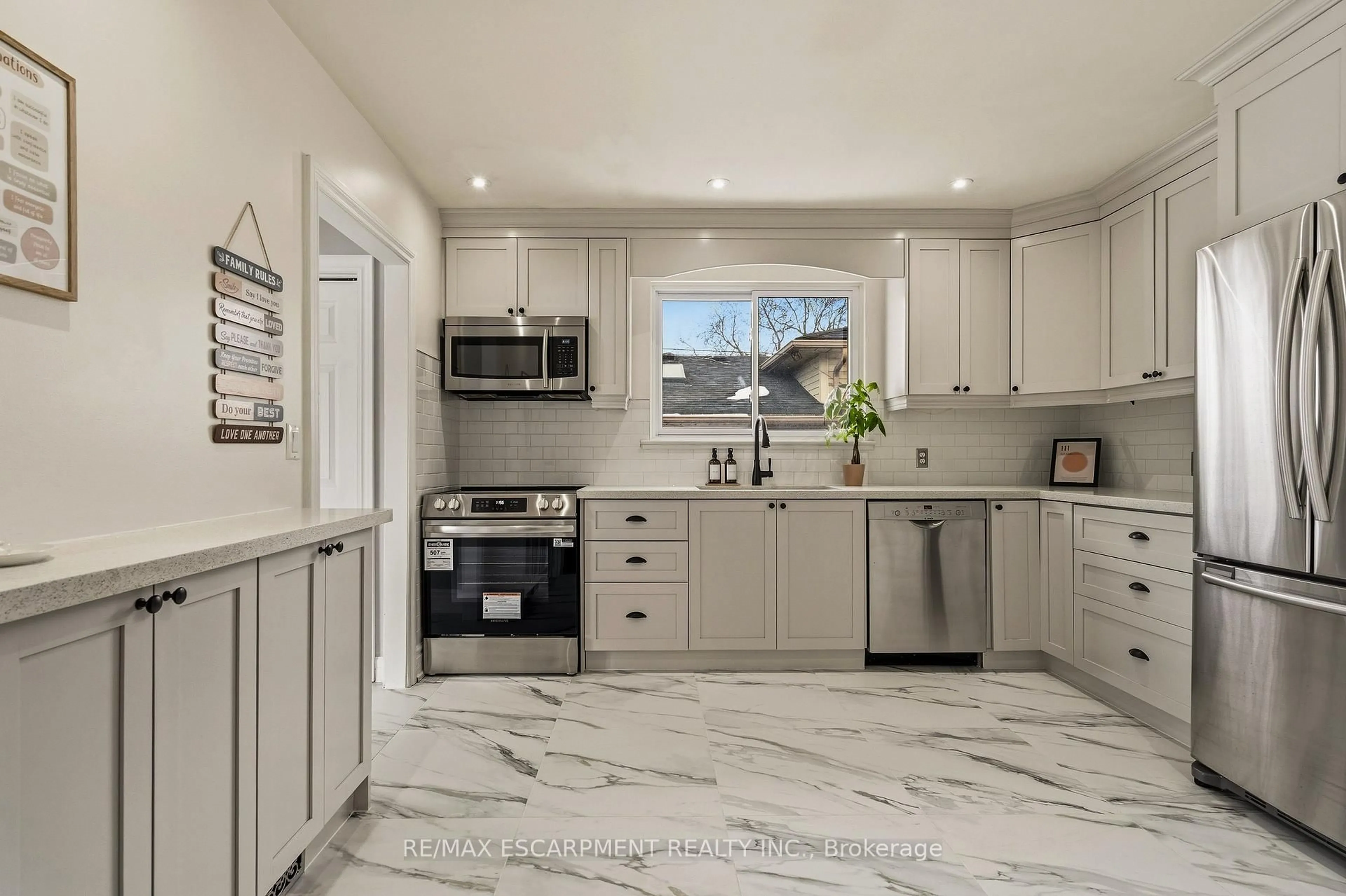 Open concept kitchen, ceramic/tile floor for 777 Hillcrest Rd, Pickering Ontario L1W 2P5