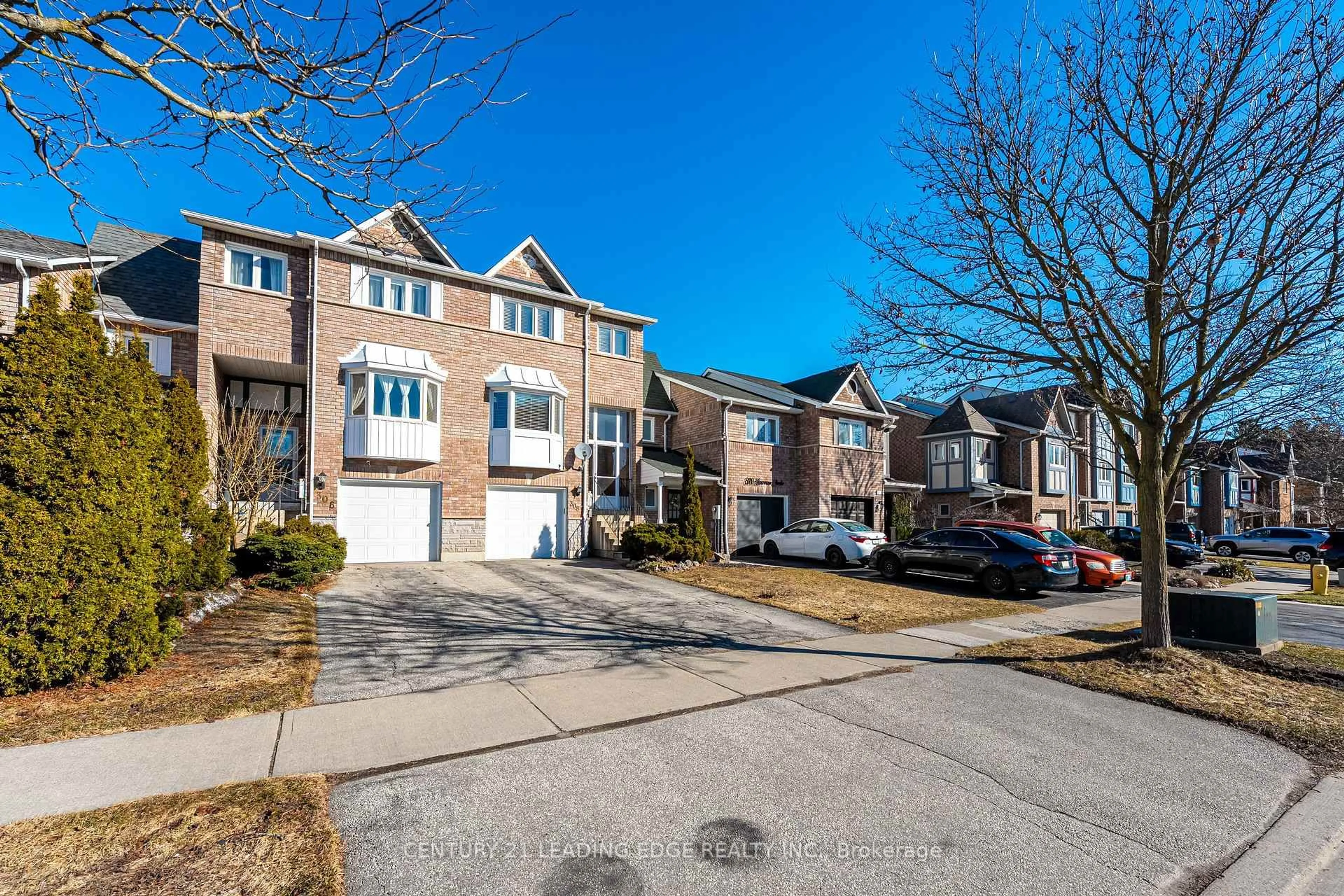 A pic from outside/outdoor area/front of a property/back of a property/a pic from drone, street for 308 SPARROW Circ, Pickering Ontario L1V 6Y3