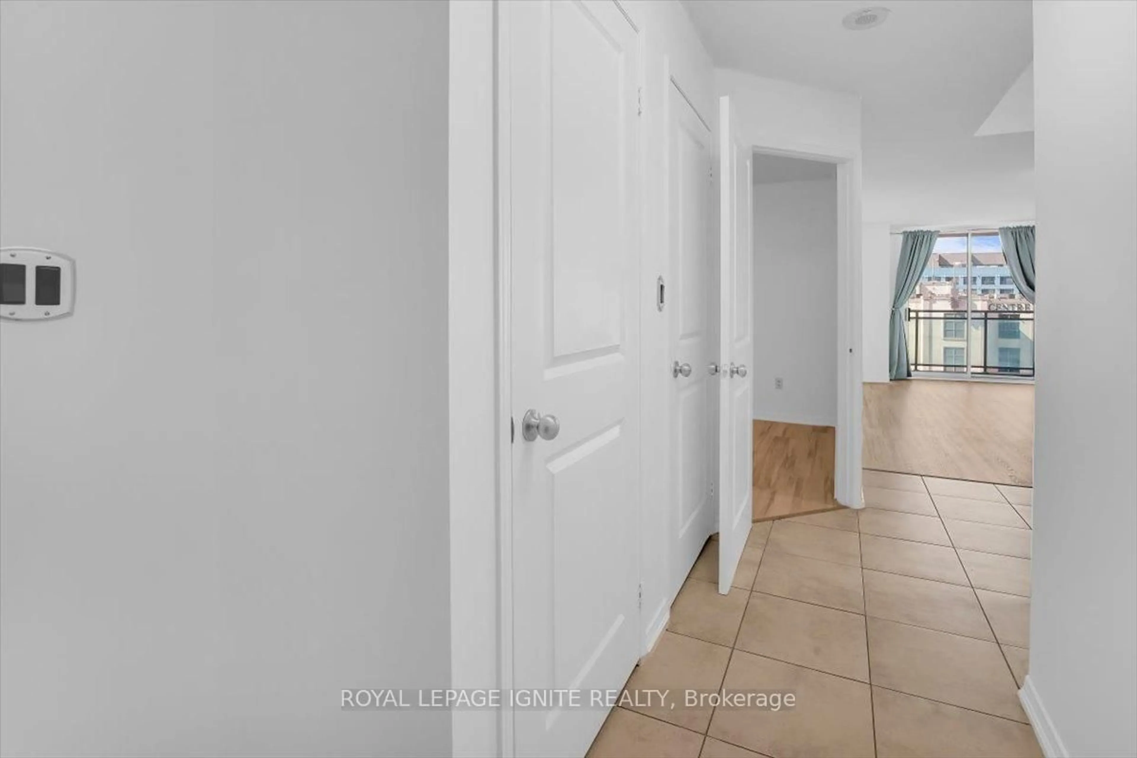 Indoor entryway for 8 Rosebank Dr #7G, Toronto Ontario M1B 5Z3