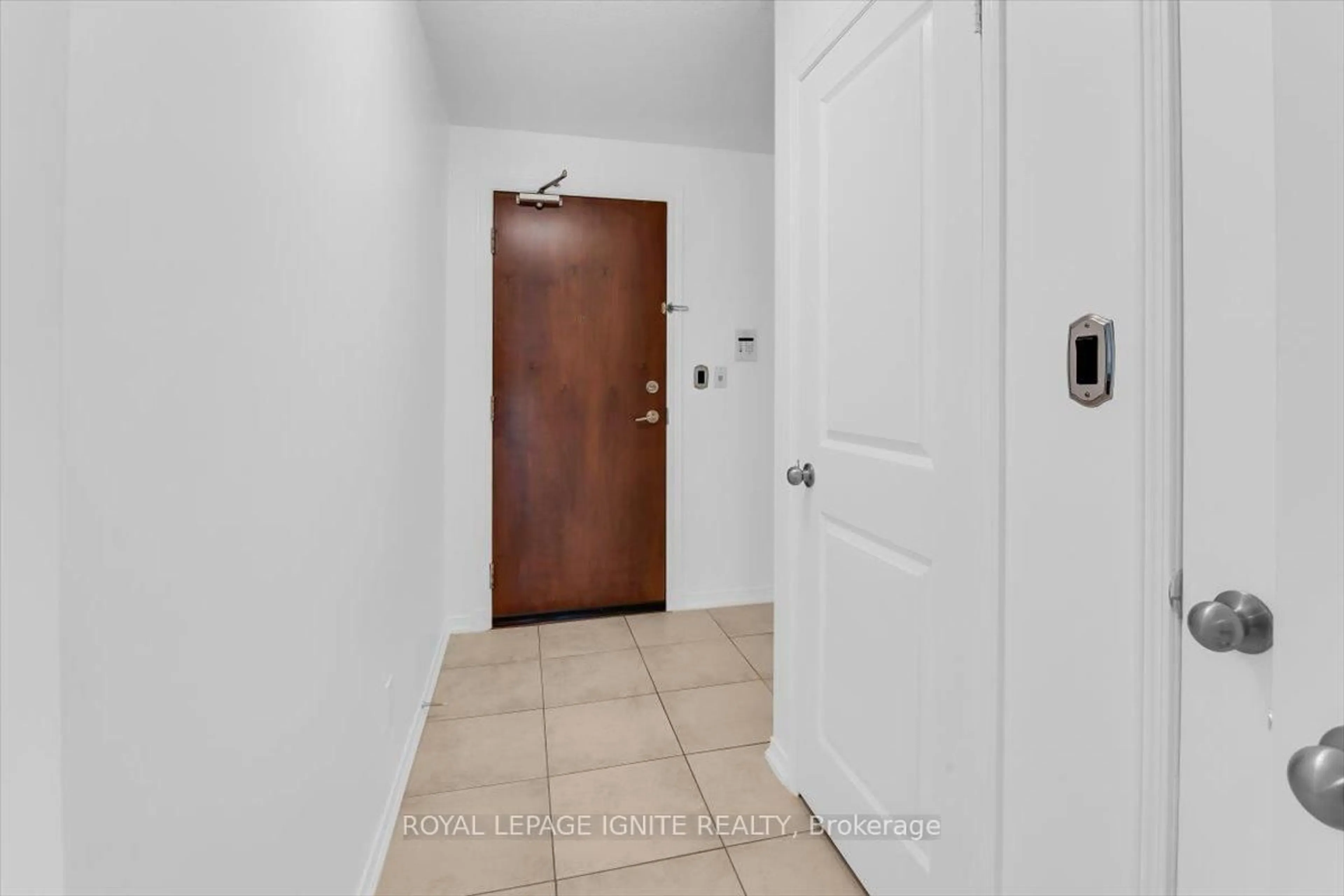 Indoor entryway for 8 Rosebank Dr #7G, Toronto Ontario M1B 5Z3