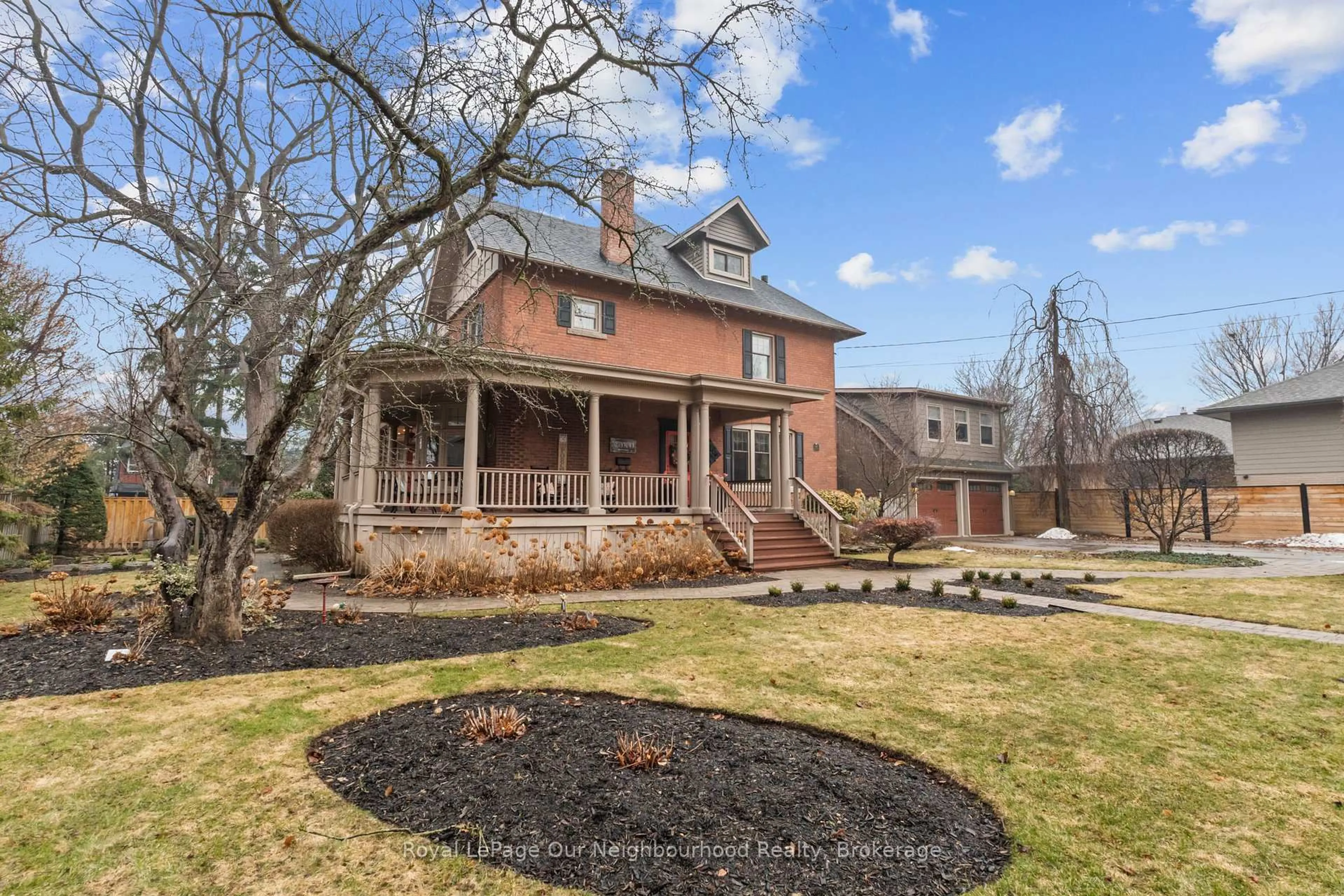 Unknown for 305 Trent St, Whitby Ontario L1N 1M3