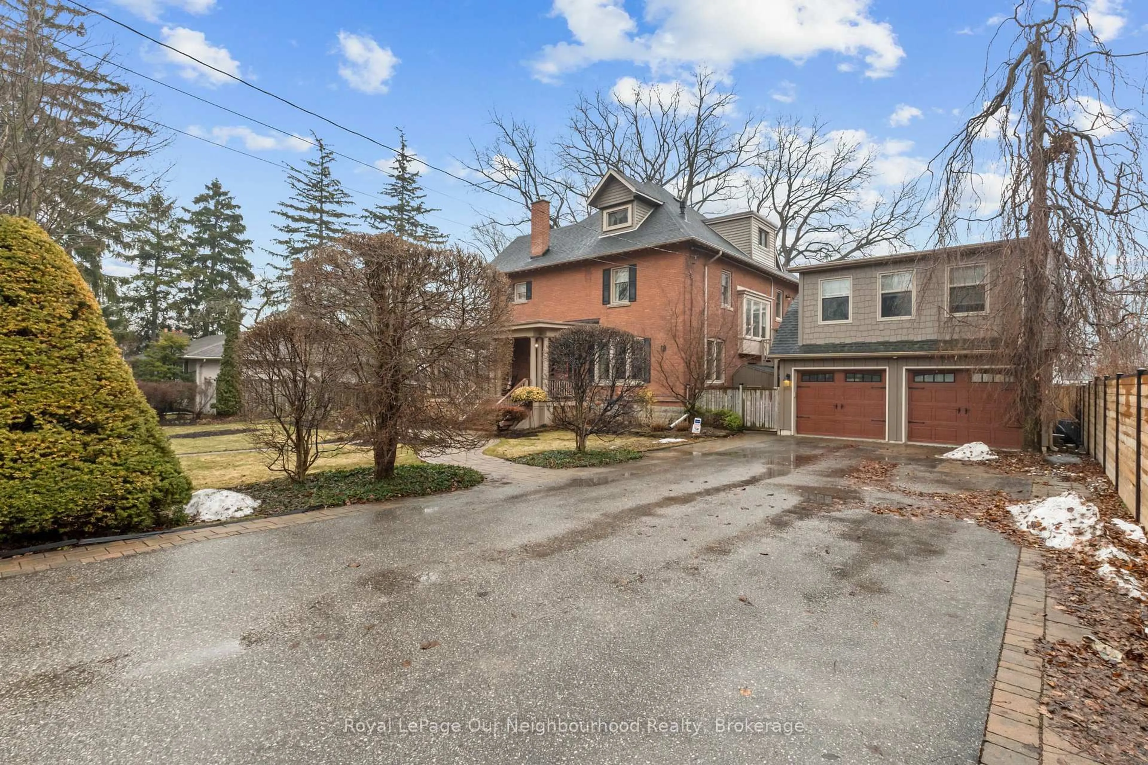 A pic from outside/outdoor area/front of a property/back of a property/a pic from drone, street for 305 Trent St, Whitby Ontario L1N 1M3