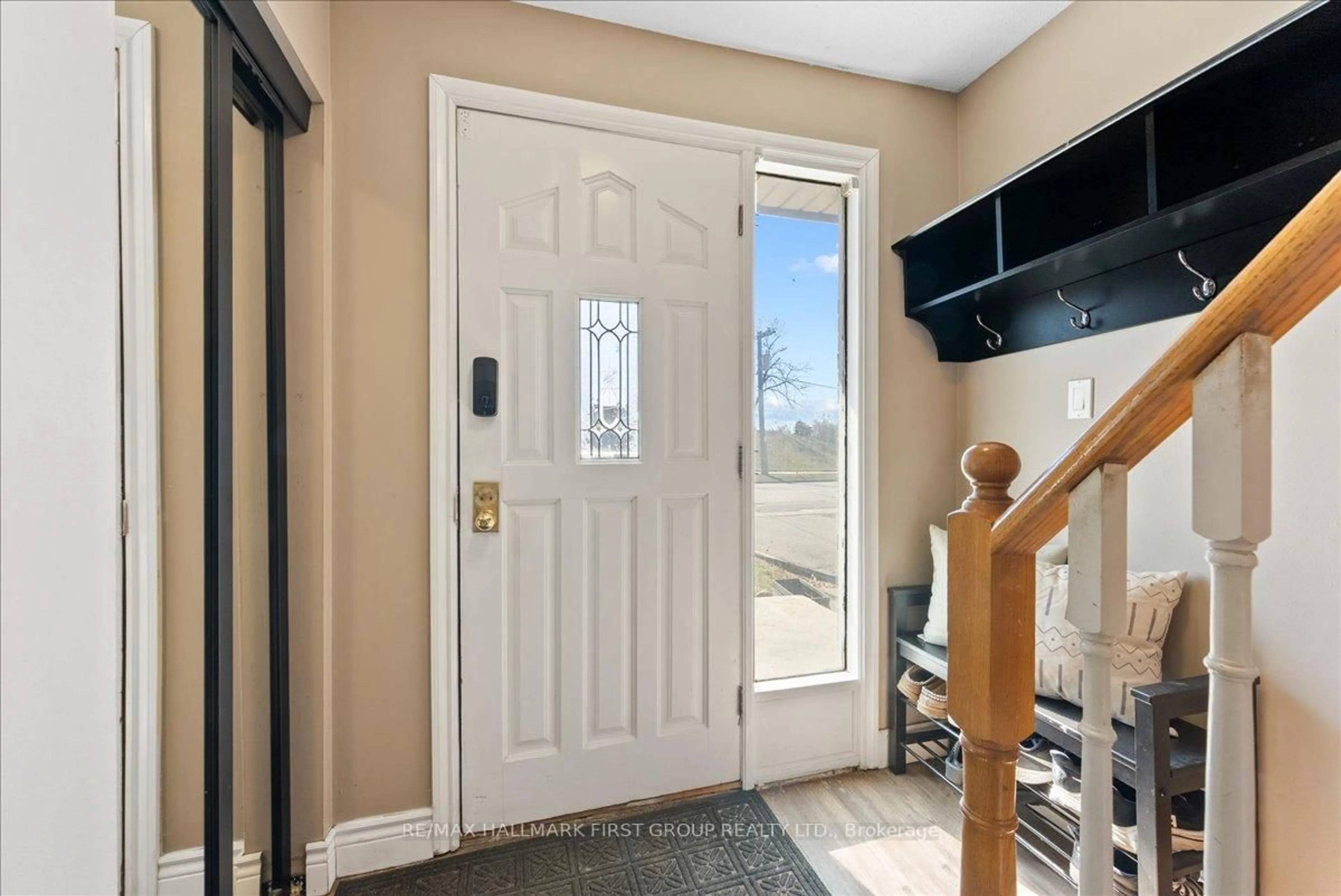 Indoor entryway for 398 Dean Ave, Oshawa Ontario L1H 3E2