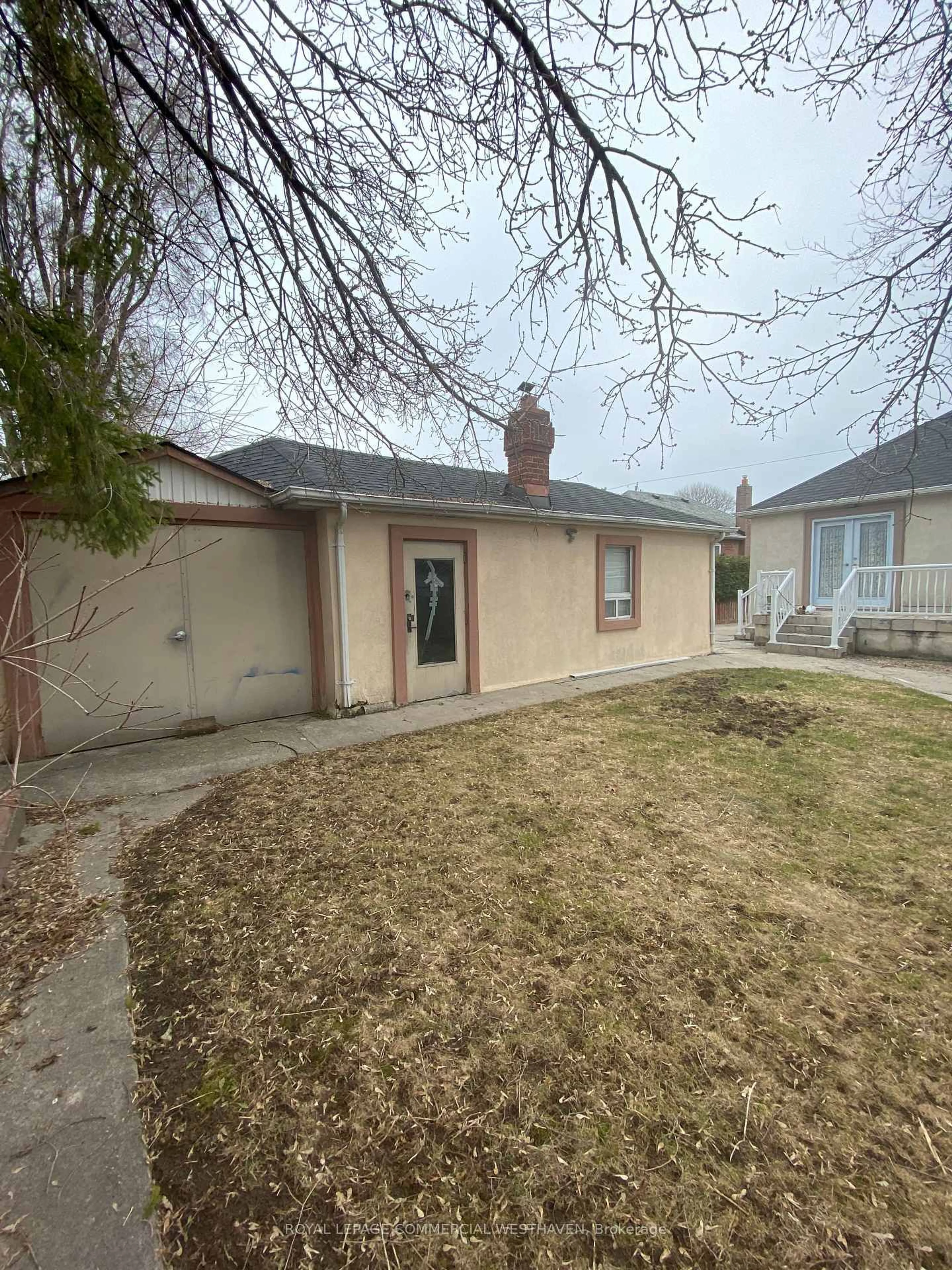 A pic from outside/outdoor area/front of a property/back of a property/a pic from drone, street for 16 Peard Rd, Toronto Ontario M4B 1T7