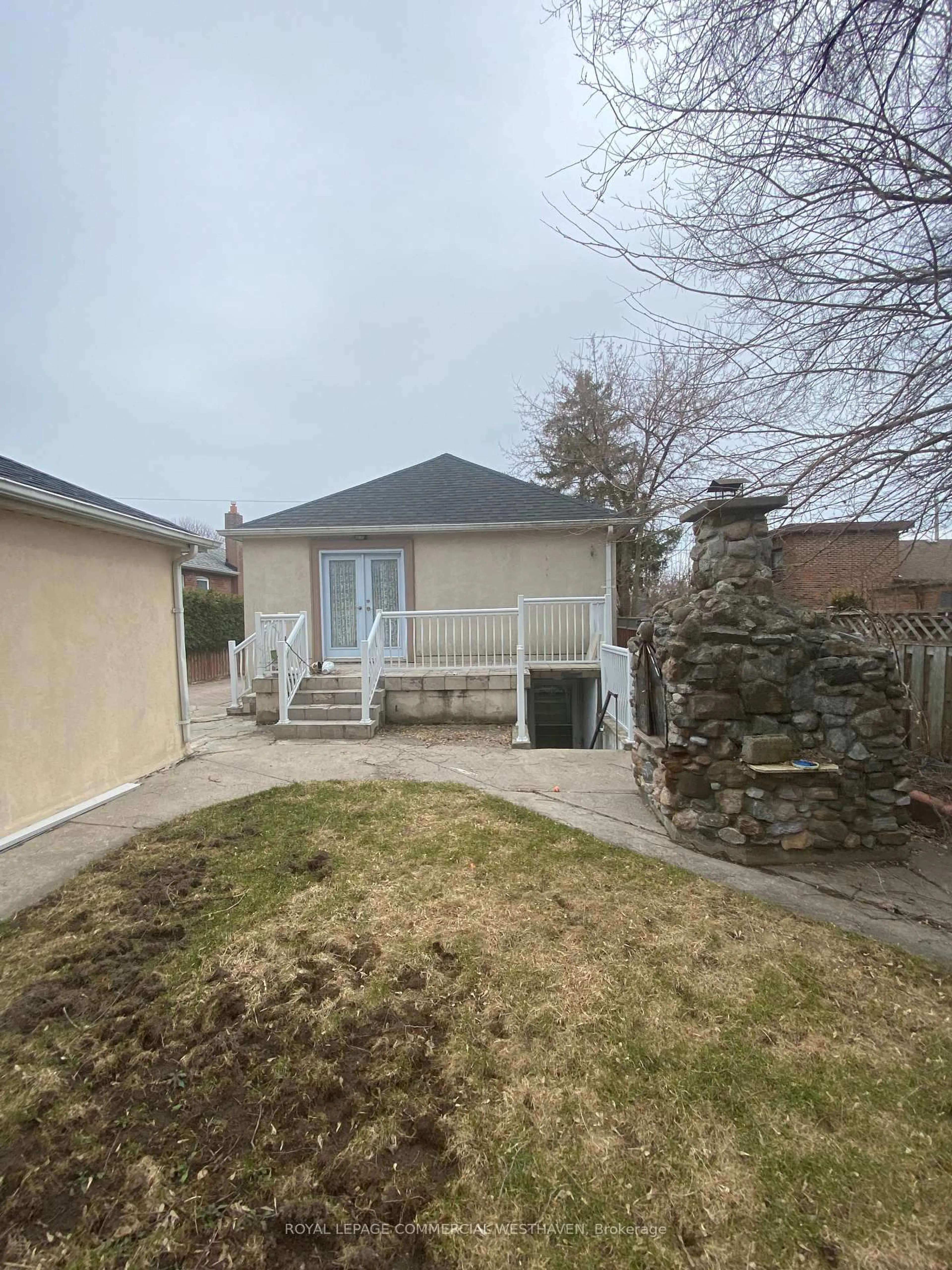 A pic from outside/outdoor area/front of a property/back of a property/a pic from drone, street for 16 Peard Rd, Toronto Ontario M4B 1T7