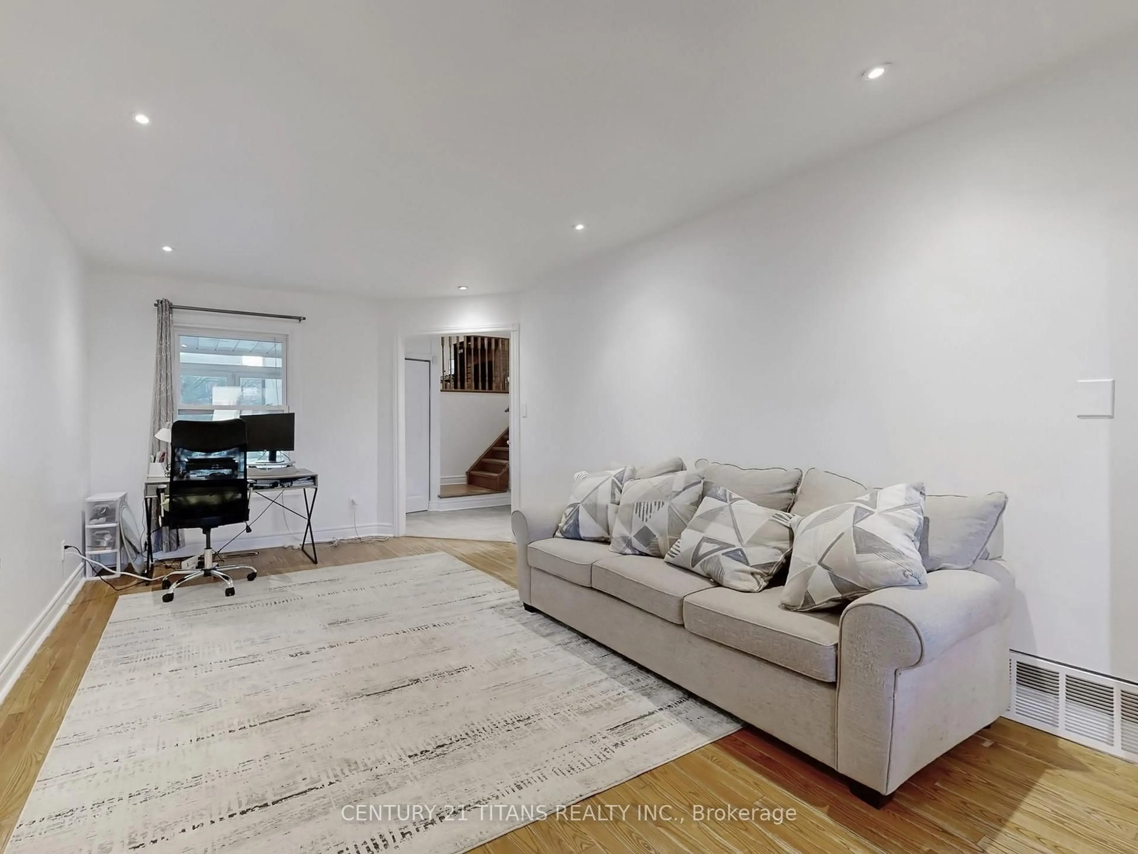 Living room with furniture, unknown for 1640 Tawnberry St, Pickering Ontario L1X 2C2