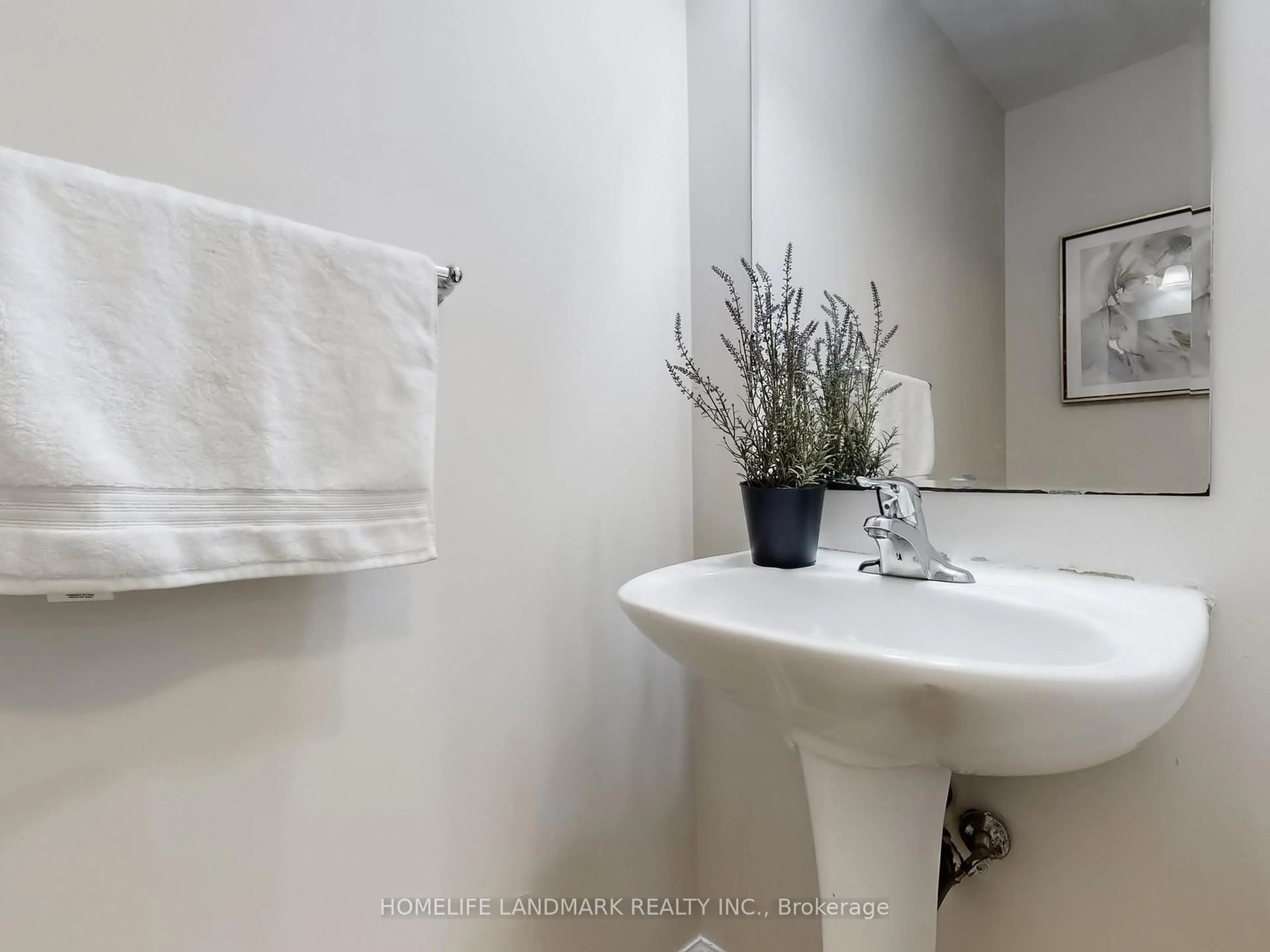 Standard bathroom, ceramic/tile floor for 1846 Misthollow Dr, Pickering Ontario L1X 0A8