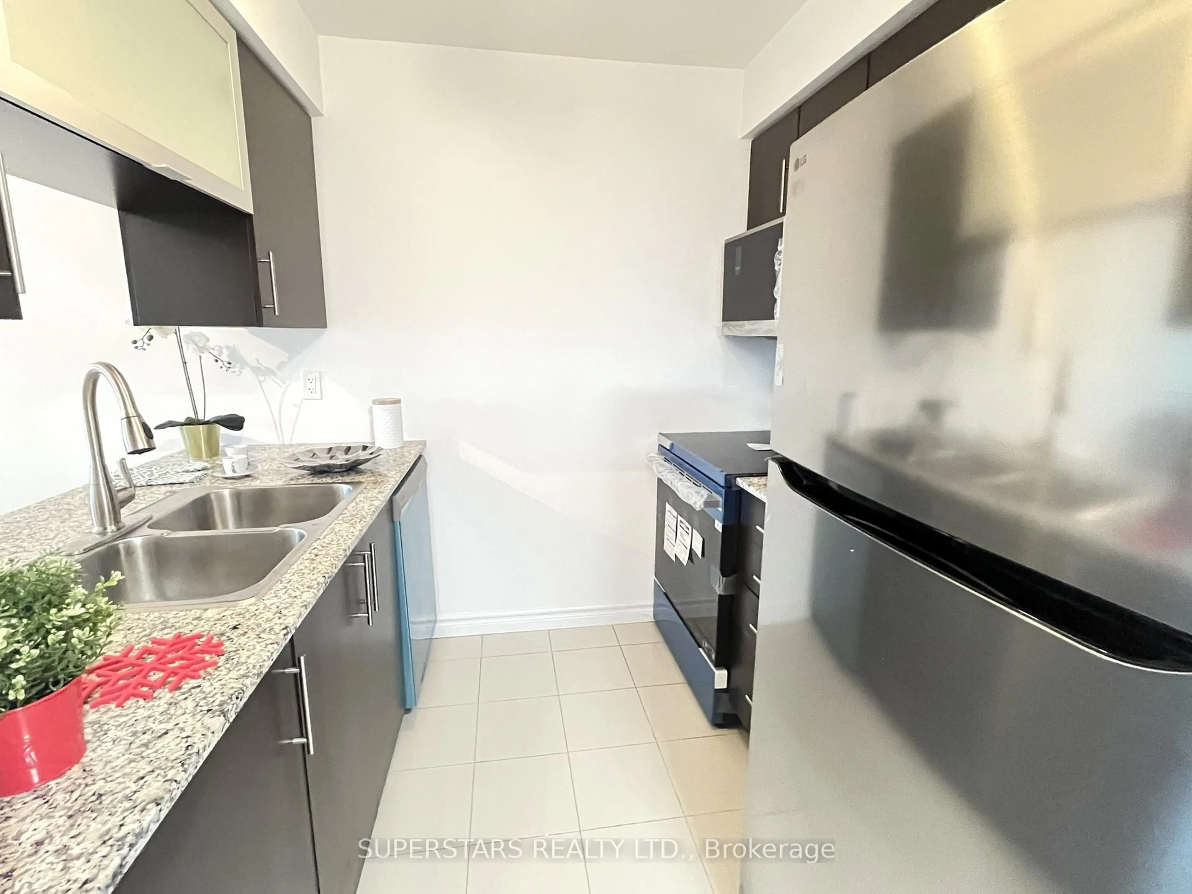 Standard kitchen, unknown for 50 Town Centre Crt #2411, Toronto Ontario M1P 0A9