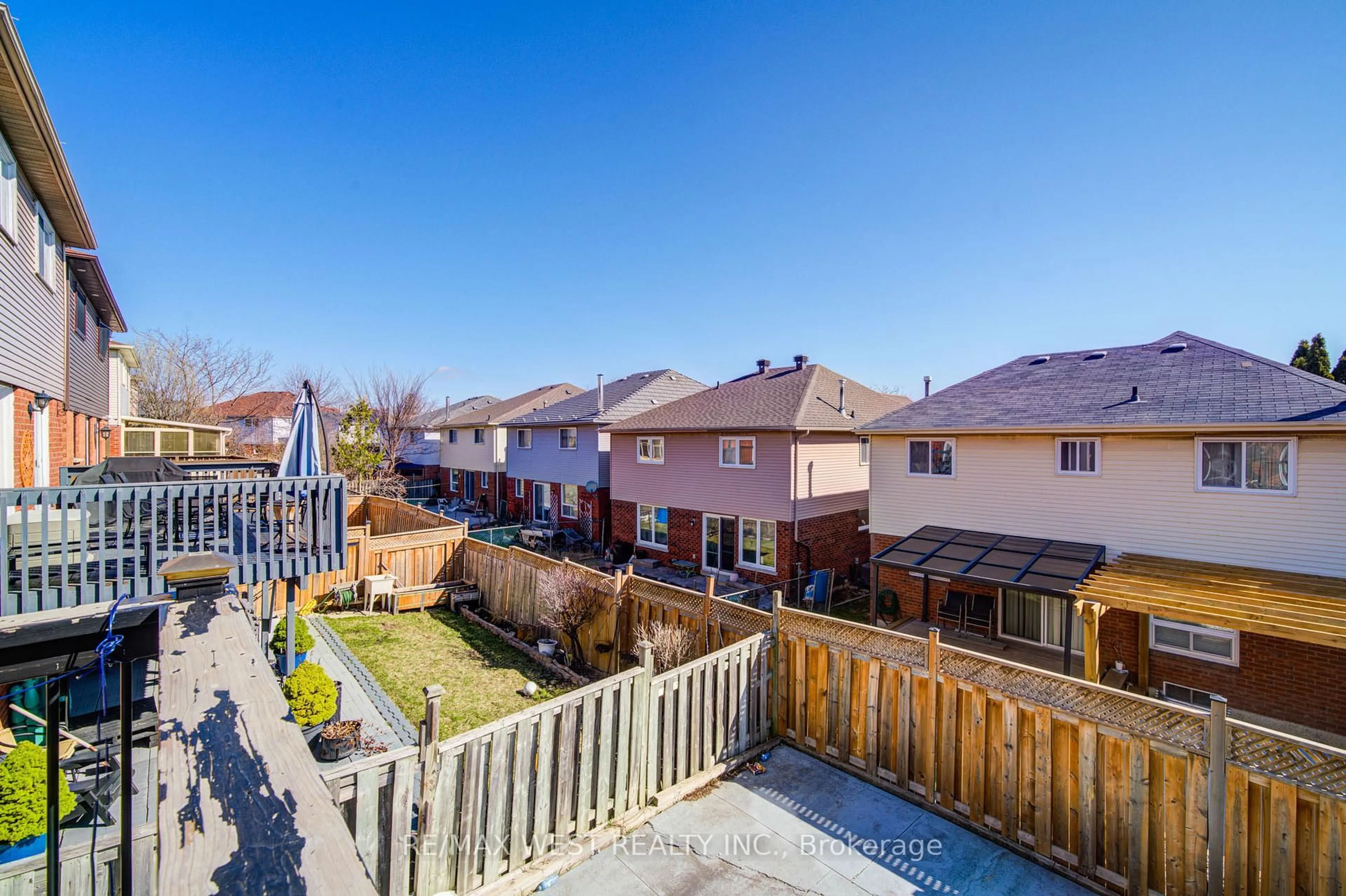 A pic from outside/outdoor area/front of a property/back of a property/a pic from drone, street for 1648 Pepperwood Gate, Pickering Ontario L1X 2K3
