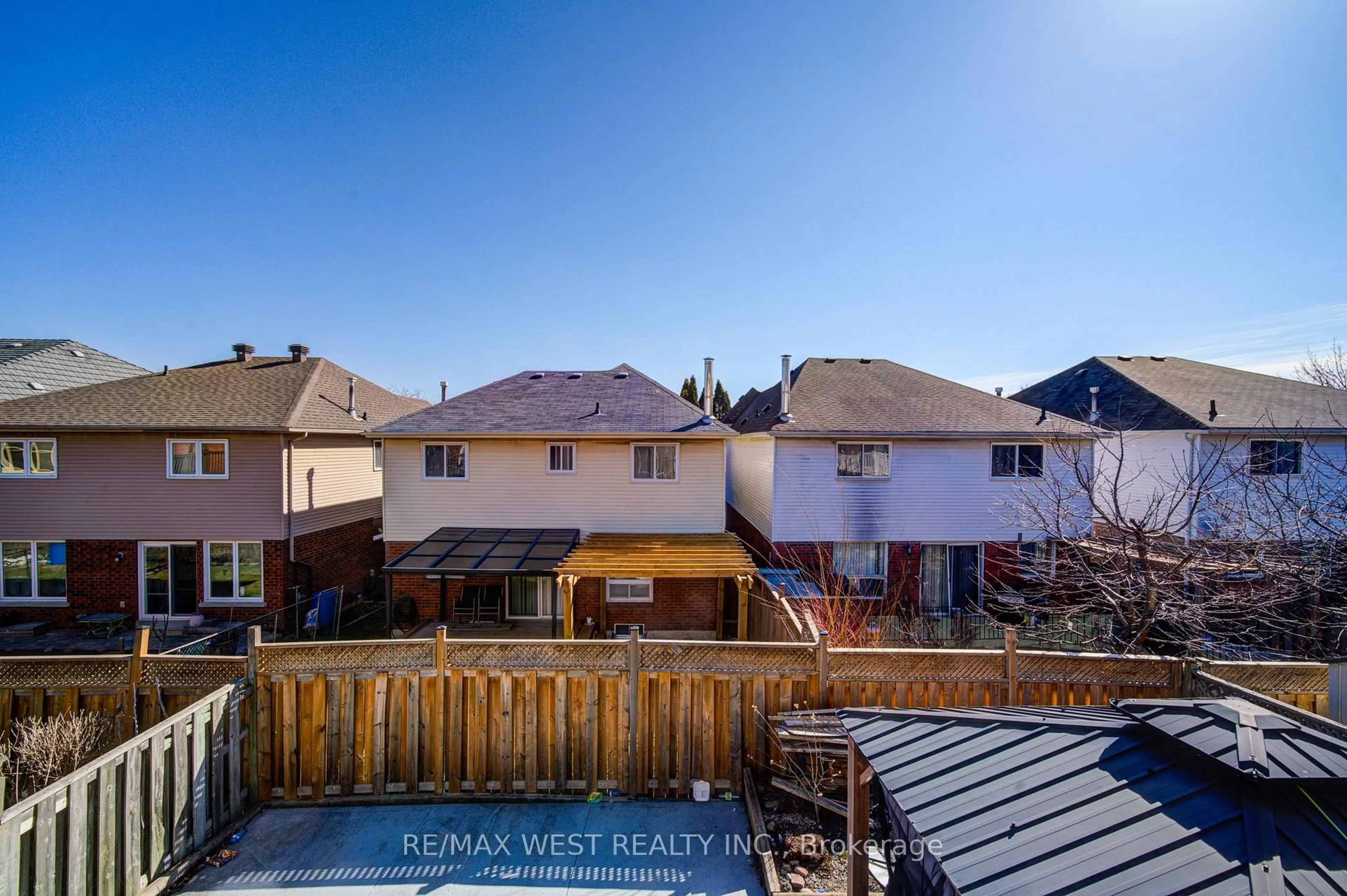 A pic from outside/outdoor area/front of a property/back of a property/a pic from drone, mountain view for 1648 Pepperwood Gate, Pickering Ontario L1X 2K3